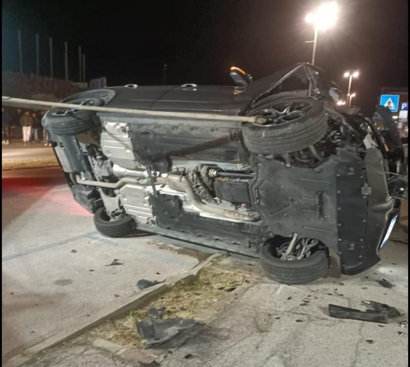 Suv impazzito devasta tre auto