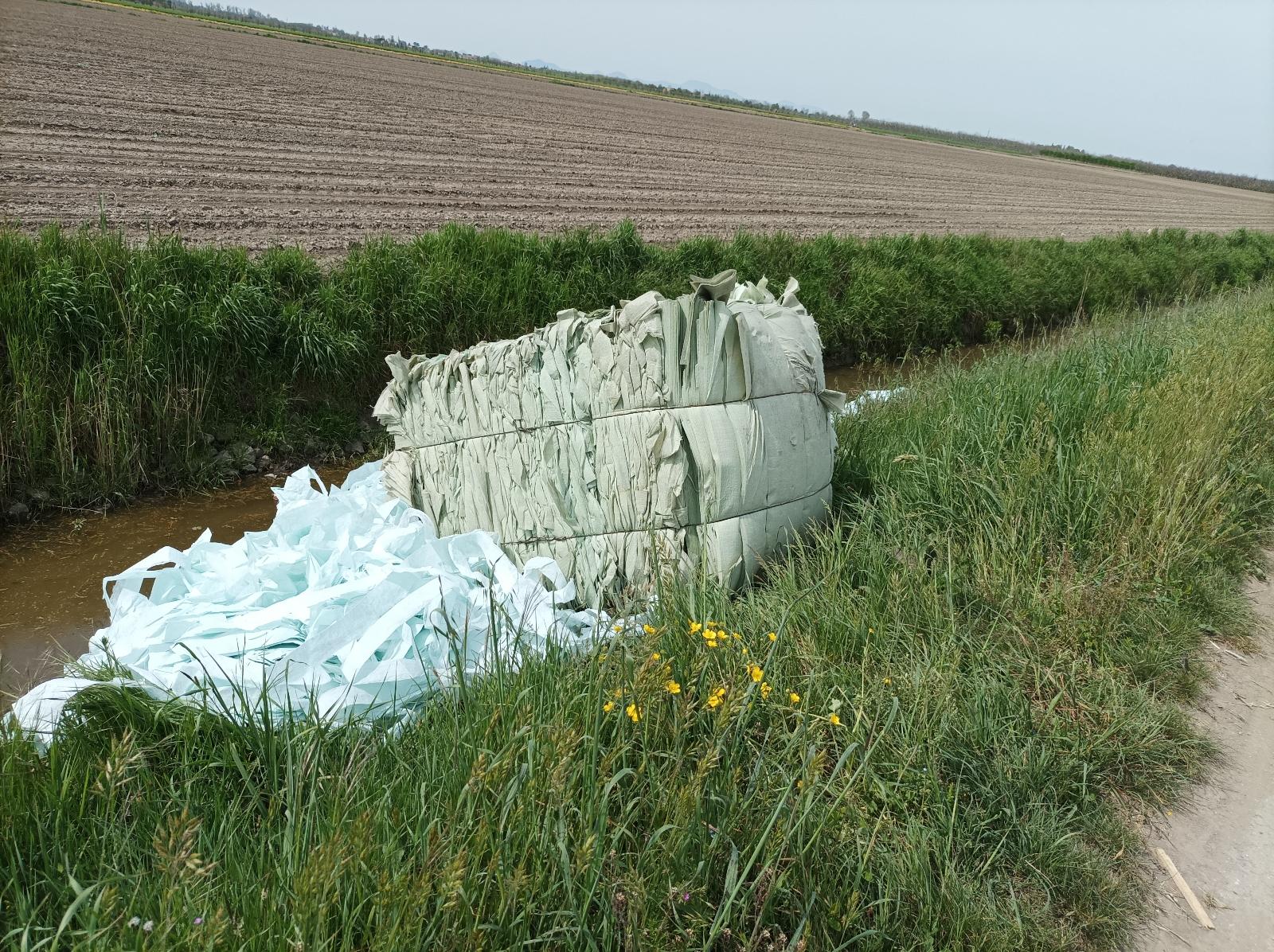 Ancora rifiuti tessili abbandonati sulla strada