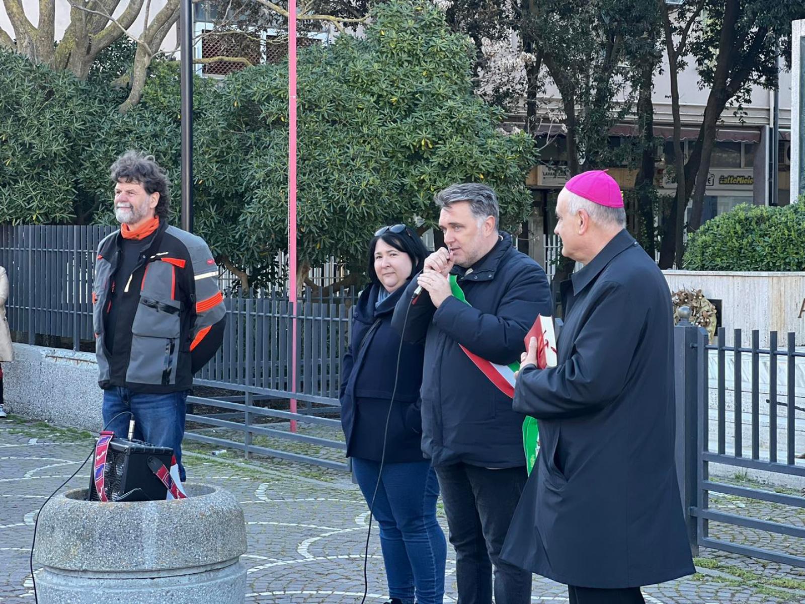 Il vescovo benedice le moto