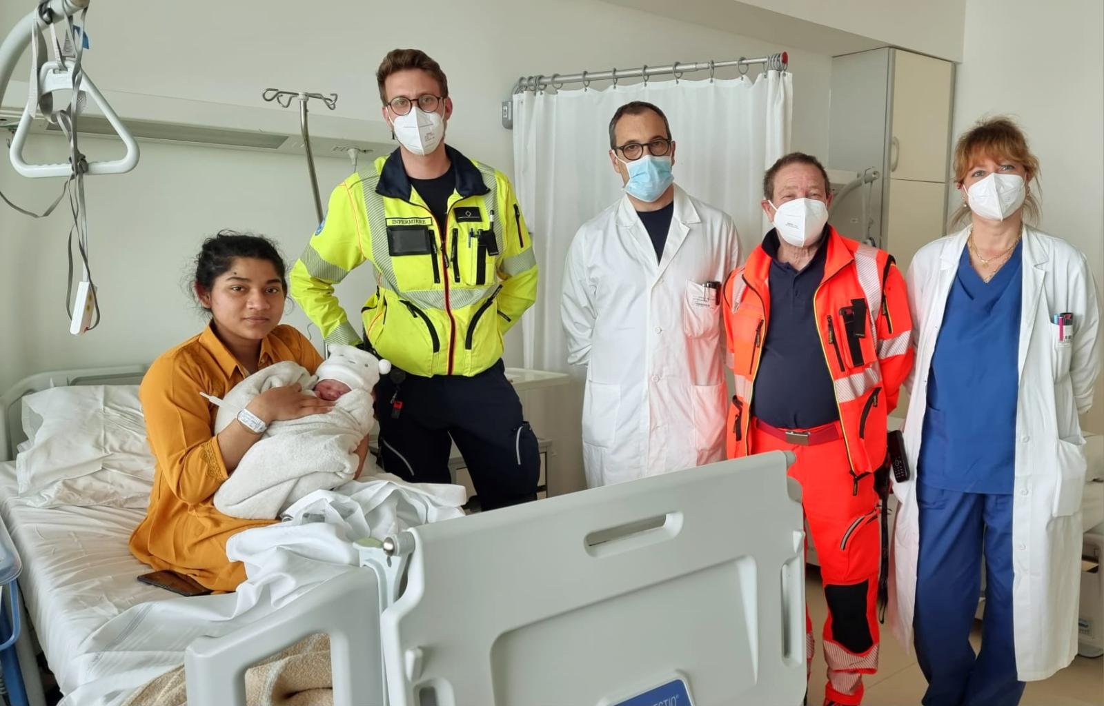 Parto d'emergenza, bambina nasce a bordo dell'ambulanza del 118