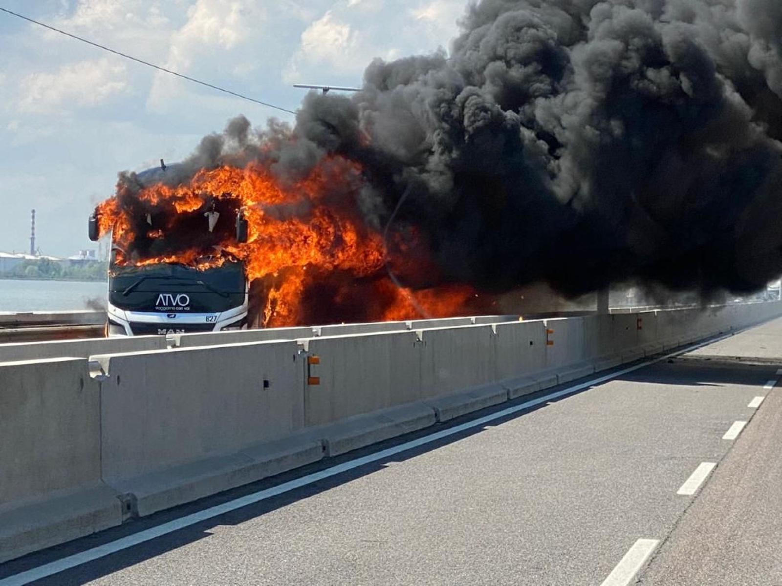 Autobus in fiamme sul ponte della Libert&agrave;