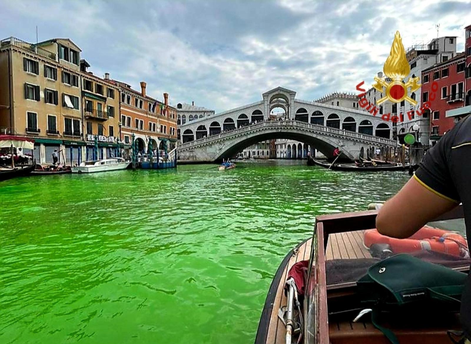 Canal Grande tinto di verde: arriva il Daspo per i responsabili