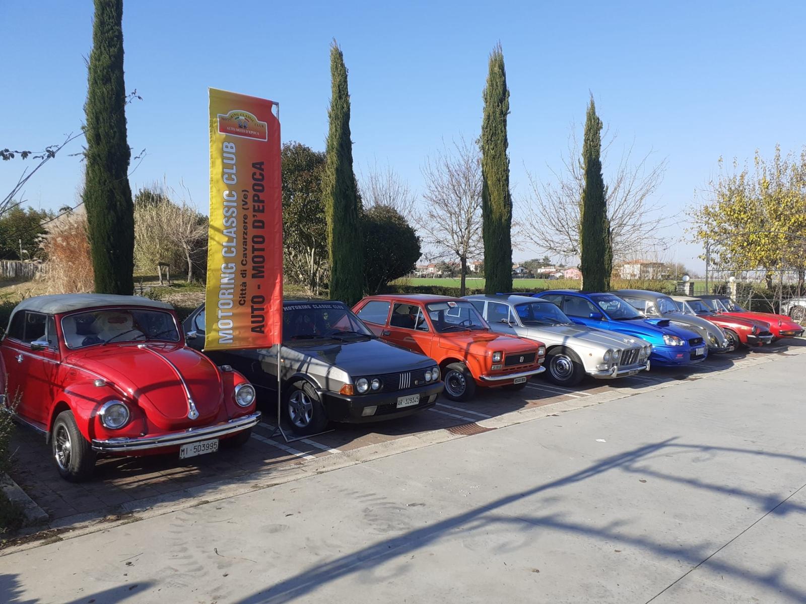 Auto inglesi e bolidi d'epoca incendiano il centro citt&agrave;