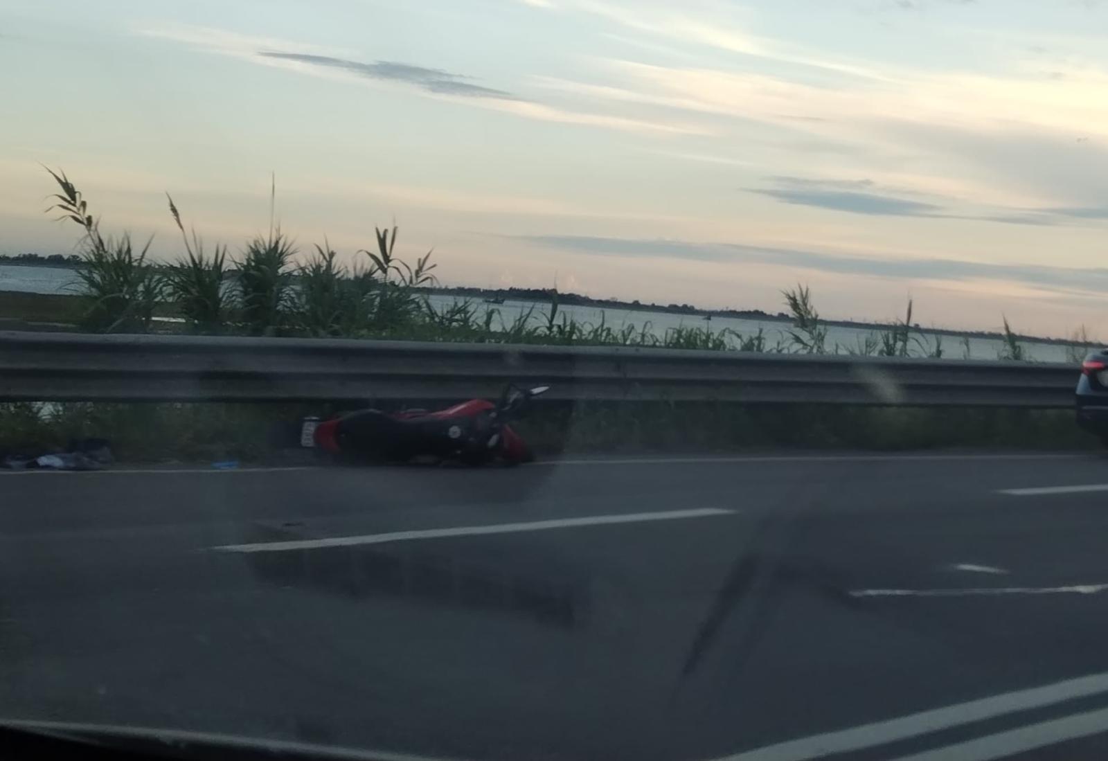 Schianto in Romea, motociclista grave