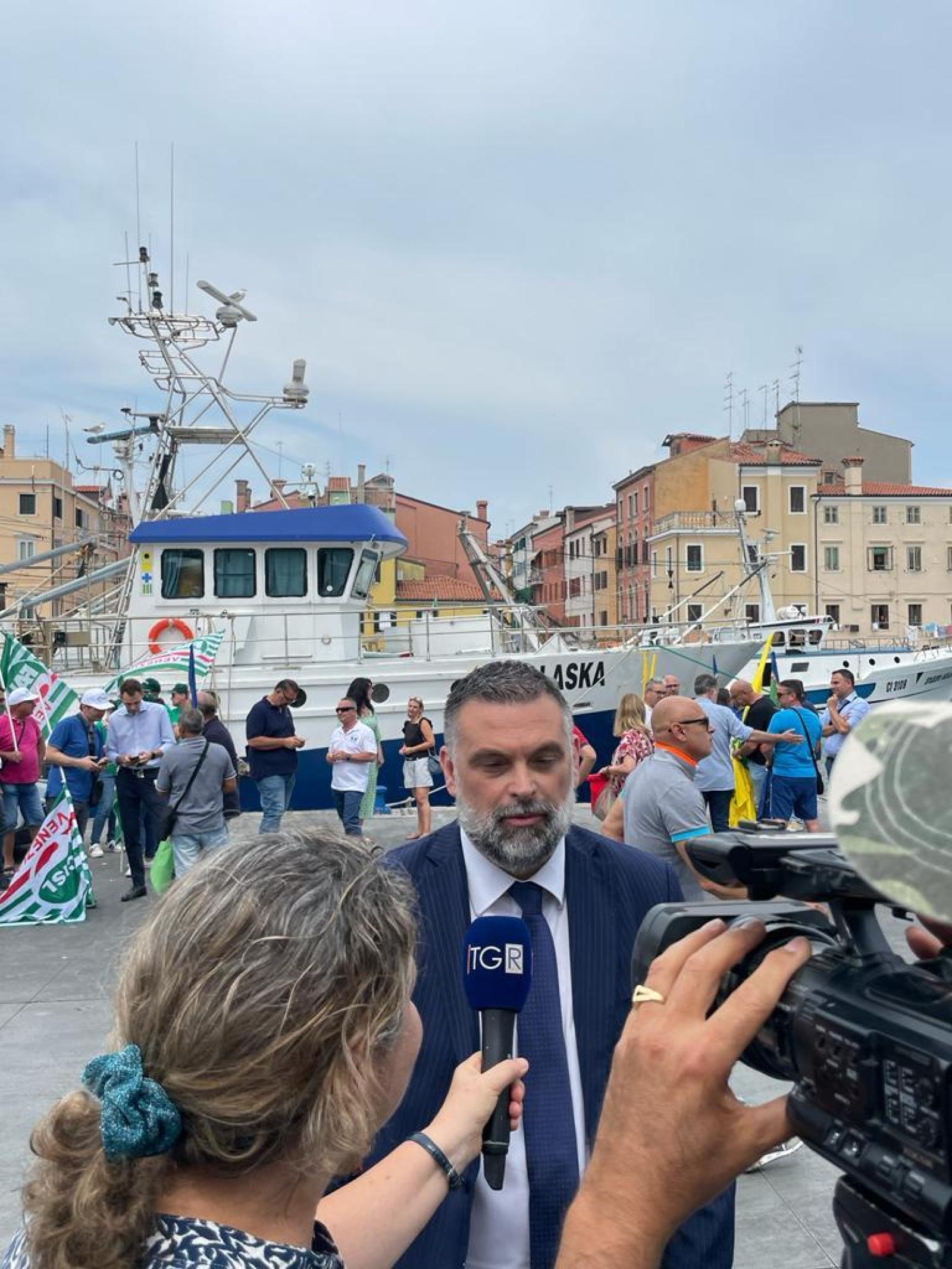 Anche il senatore De Carlo a fianco dei pescatori