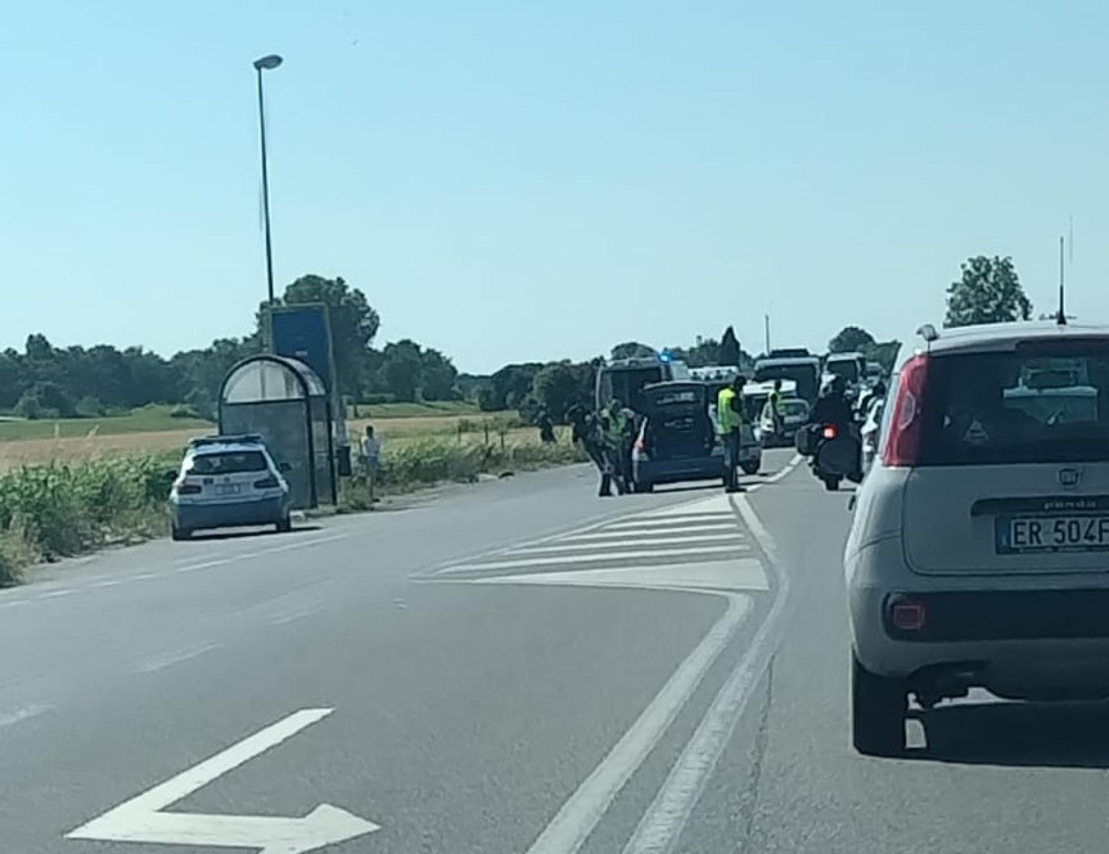 Ennesimo schianto in Romea, grave un centauro