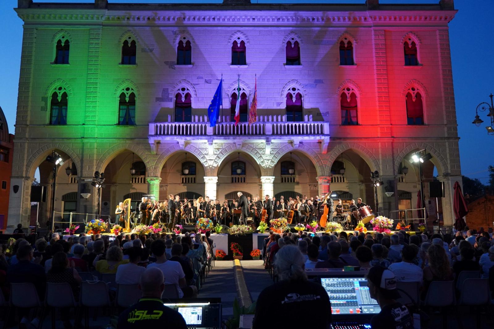 La lirica illumina e incanta la piazza