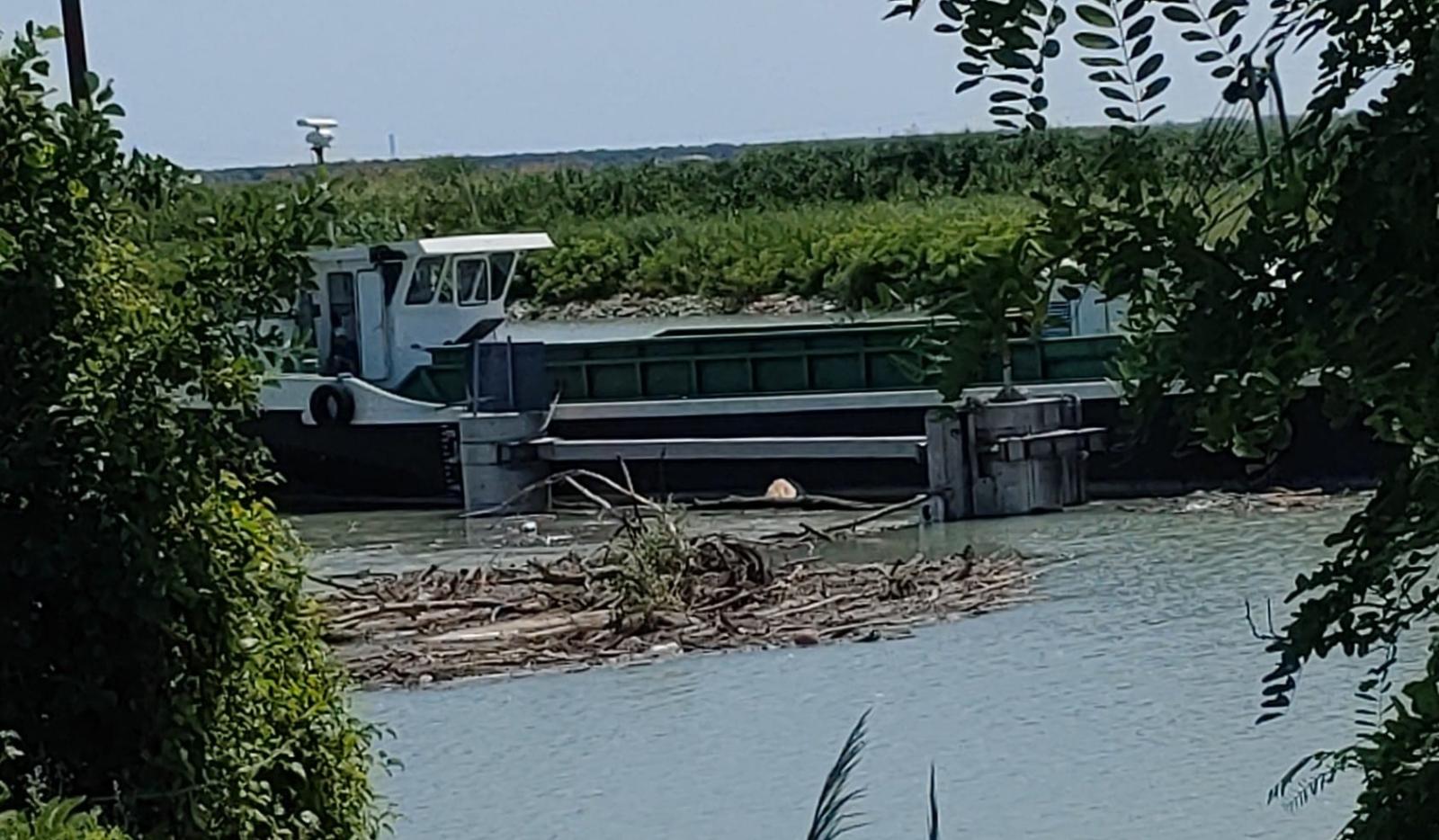 Trovato un corpo di donna alla foce, si indaga