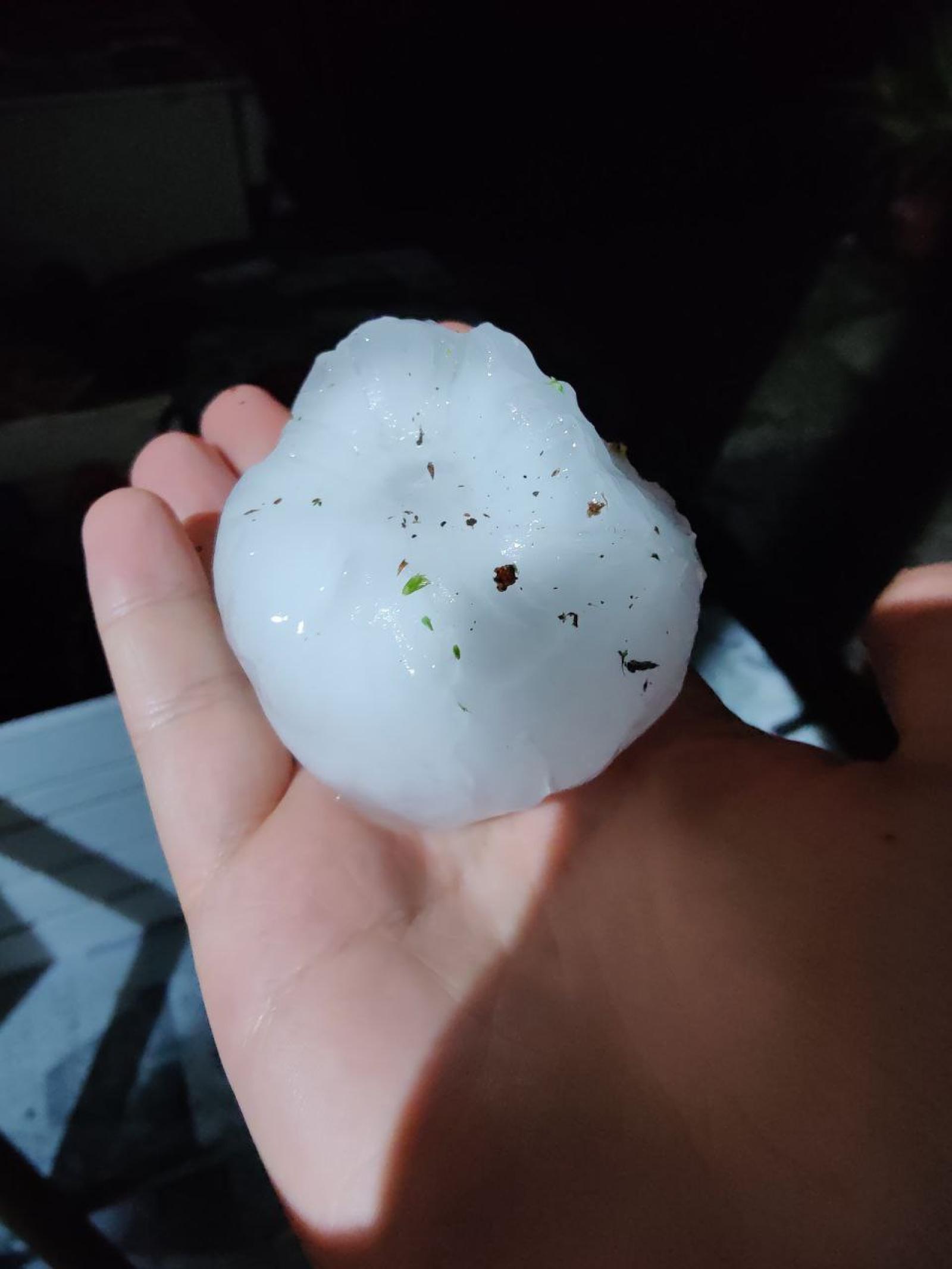 Si sdraia sull'auto per proteggerla dalla grandine, finisce in pronto soccorso