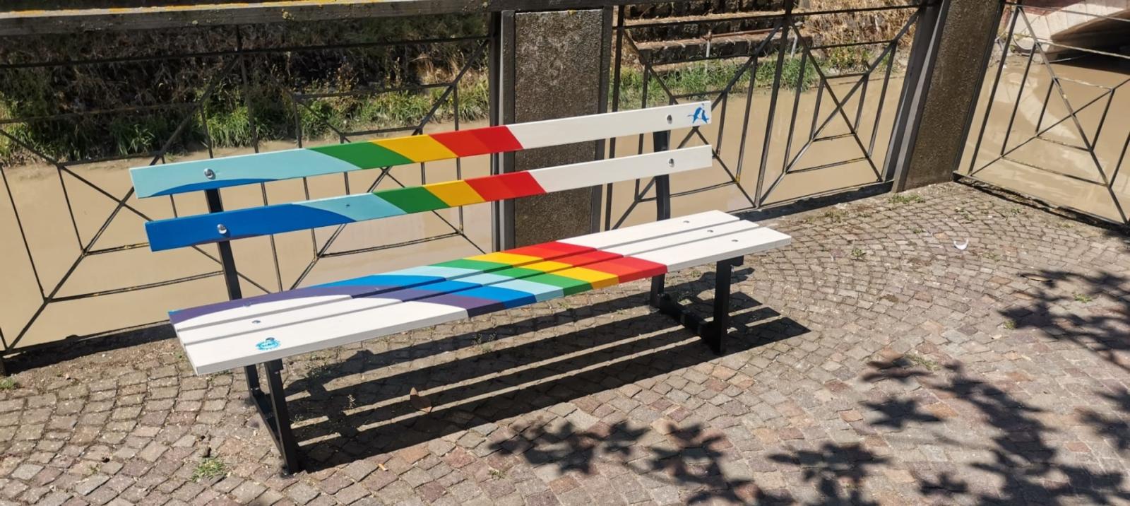 Una panchina arcobaleno per i diritti LGBTQIA+