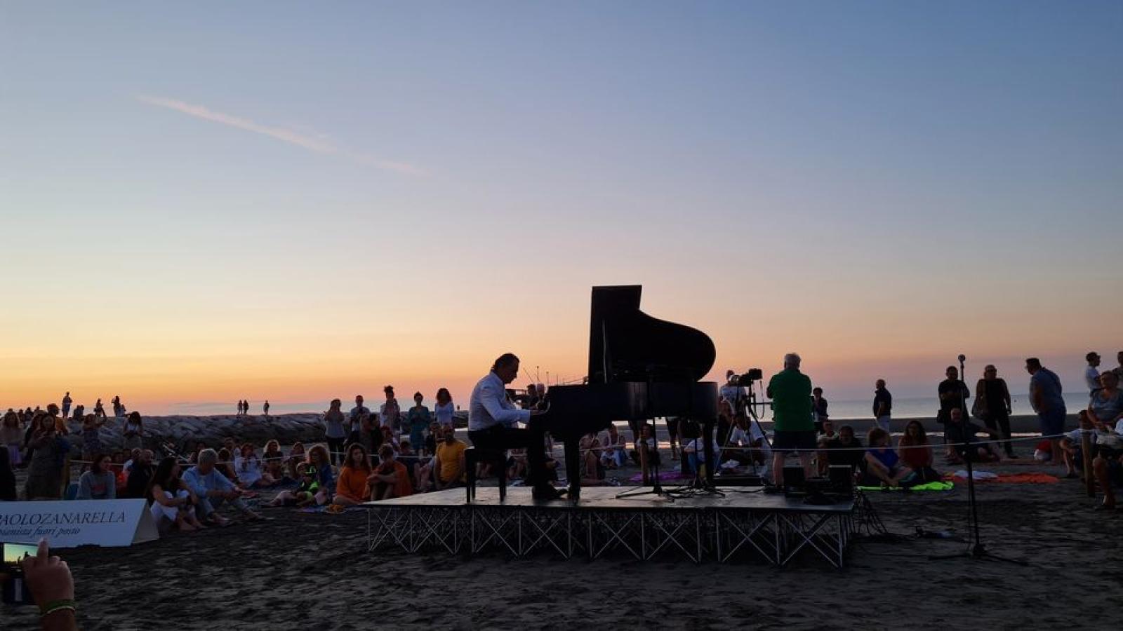 Un concerto accoglie l&rsquo;alba a Sottomarina