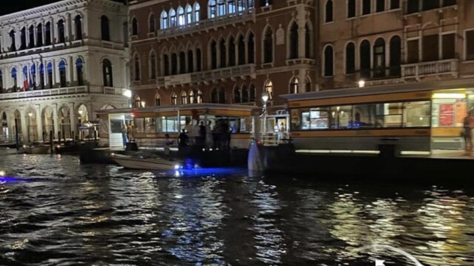 Si rovesciano col barchino in Canal Grande