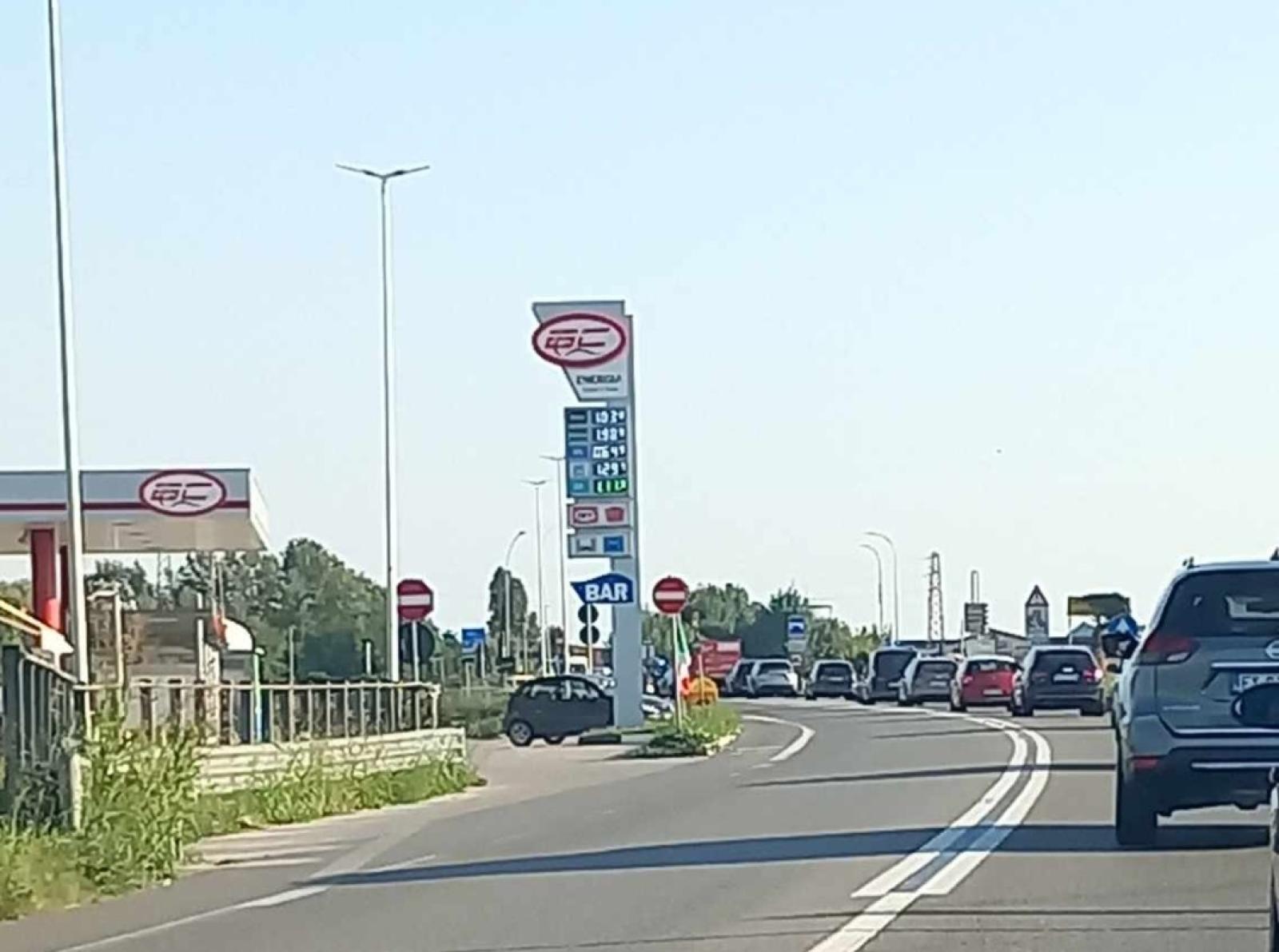 Frontale tra auto e moto in Romea