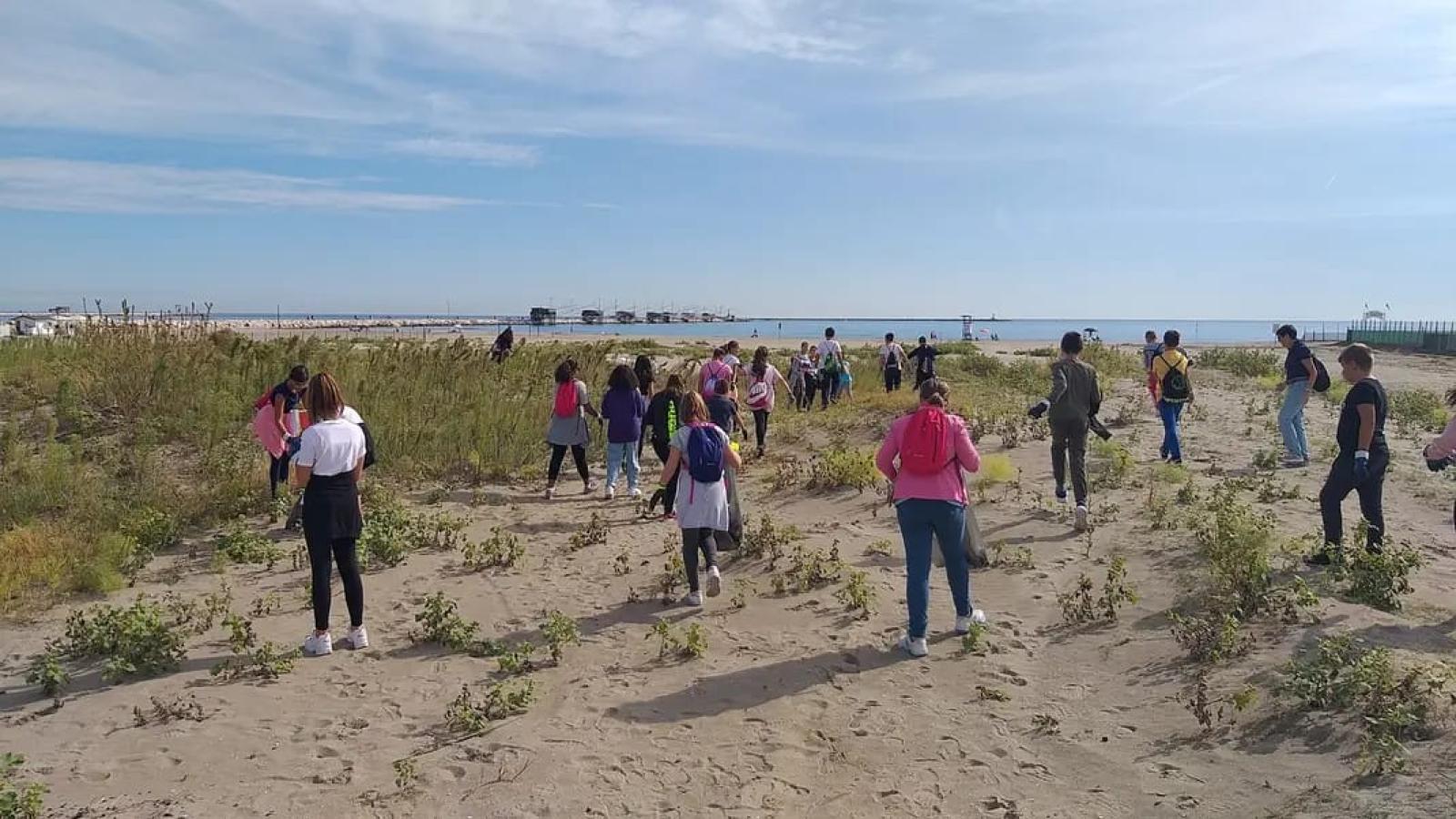 Puliamo il mondo porta gli alunni a caccia di rifiuti