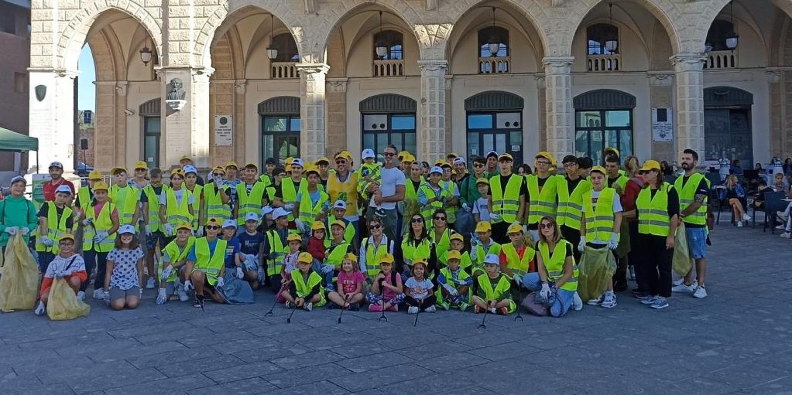 Volontari e scolari puliscono la citt&agrave;