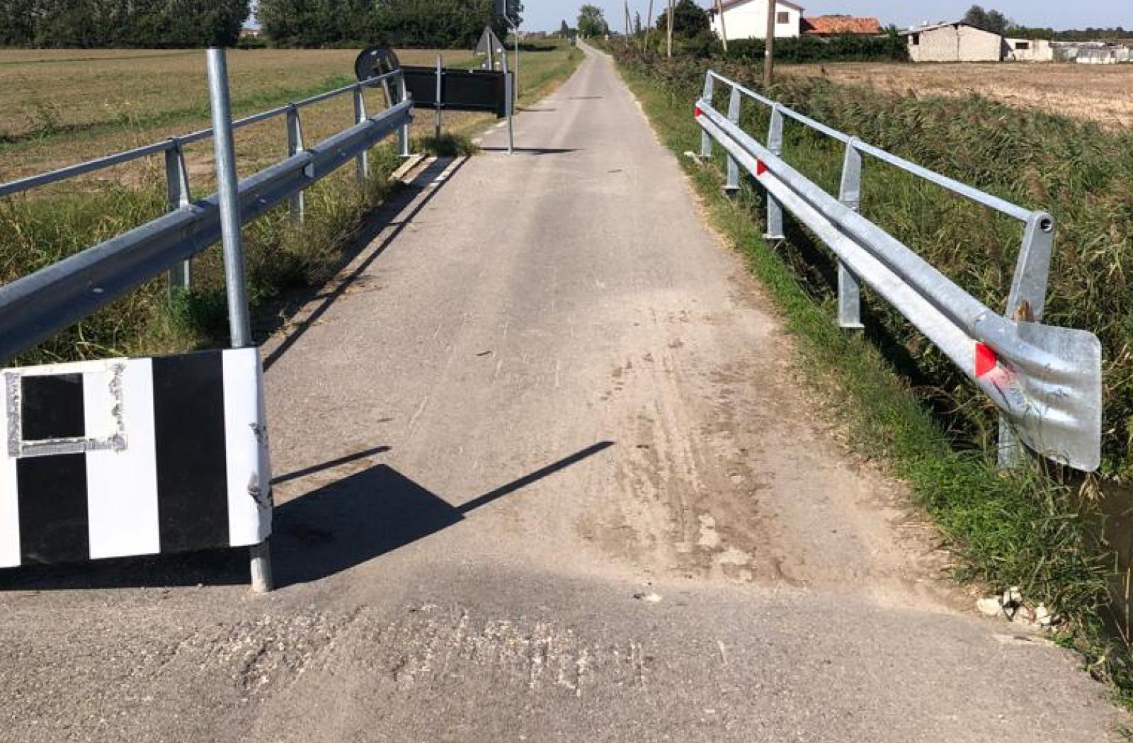 Delirio vandalico sul ponte chiuso: divelto il palo del divieto