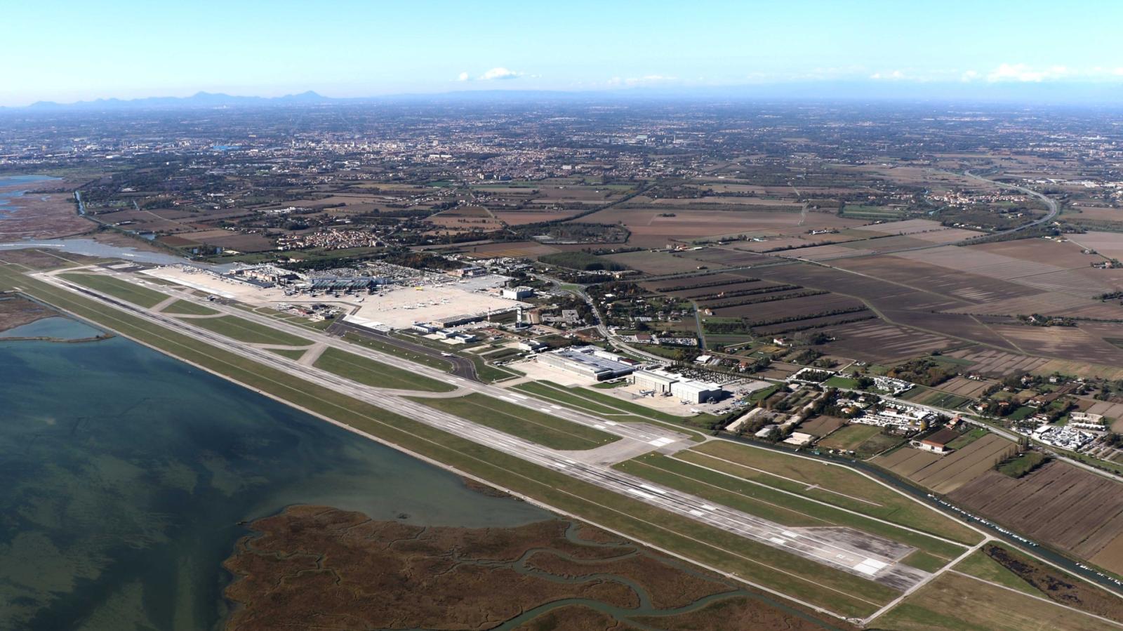 Stormo di gabbiani in pista, aeroporto chiuso per allontanarli
