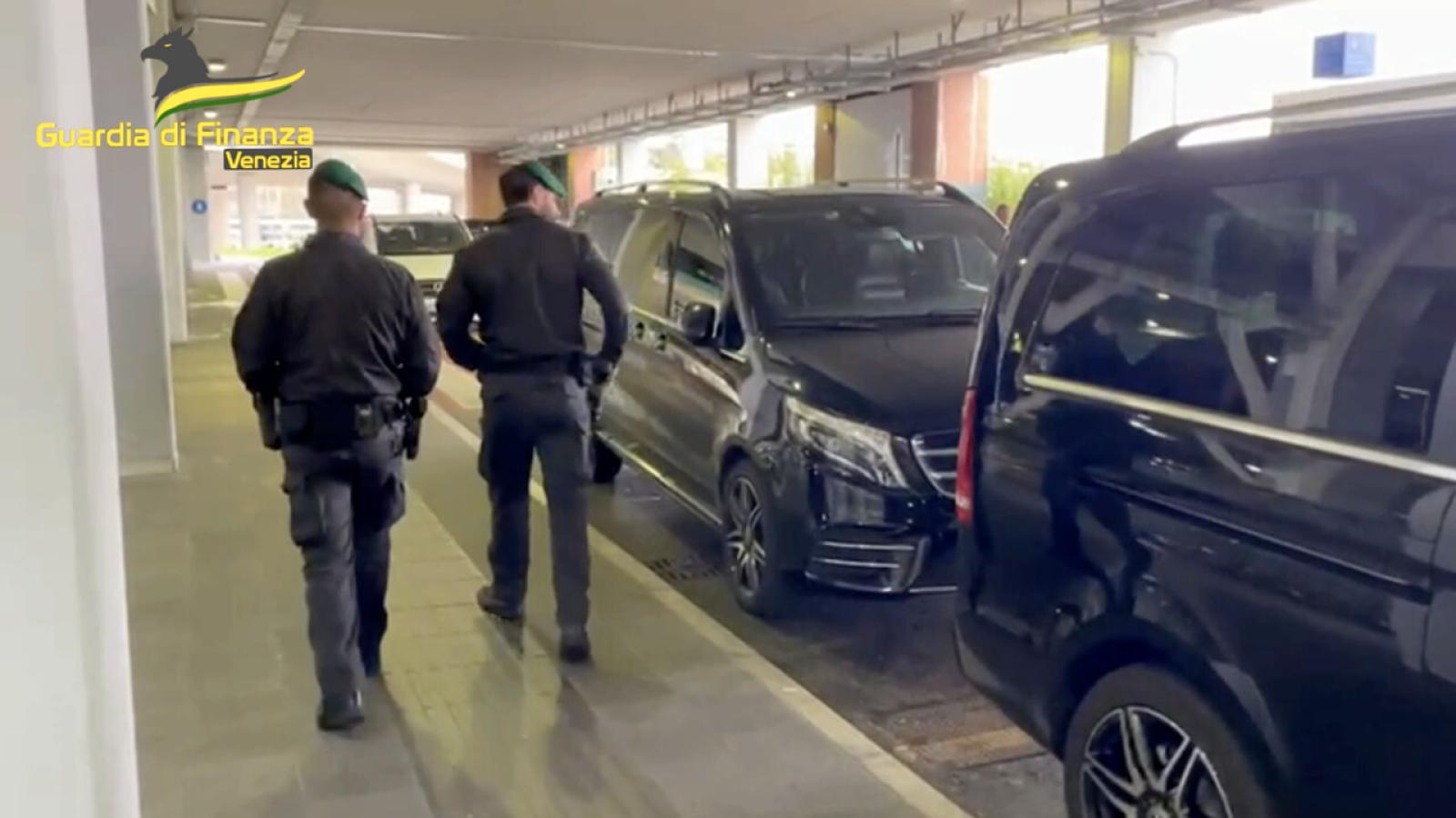 Conducenti Ncc all'aeroporto, 12 erano abusivi