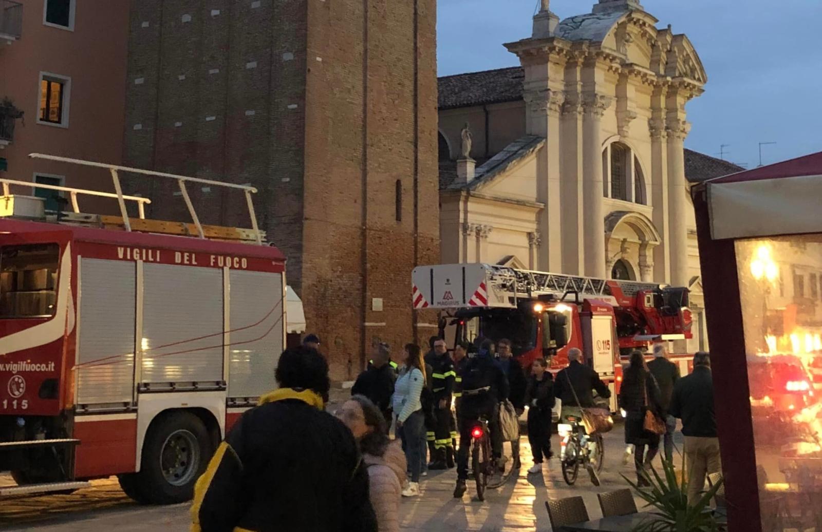 Cadono calcinacci dalla torre dell&rsquo;orologio