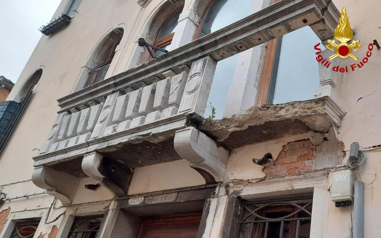 Crolla un pezzo di terrazza in centro storico a Venezia