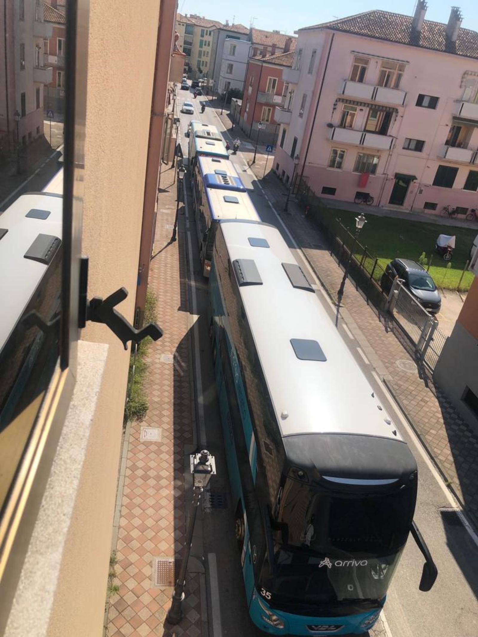 Il traffico pesante scuote via Naccari