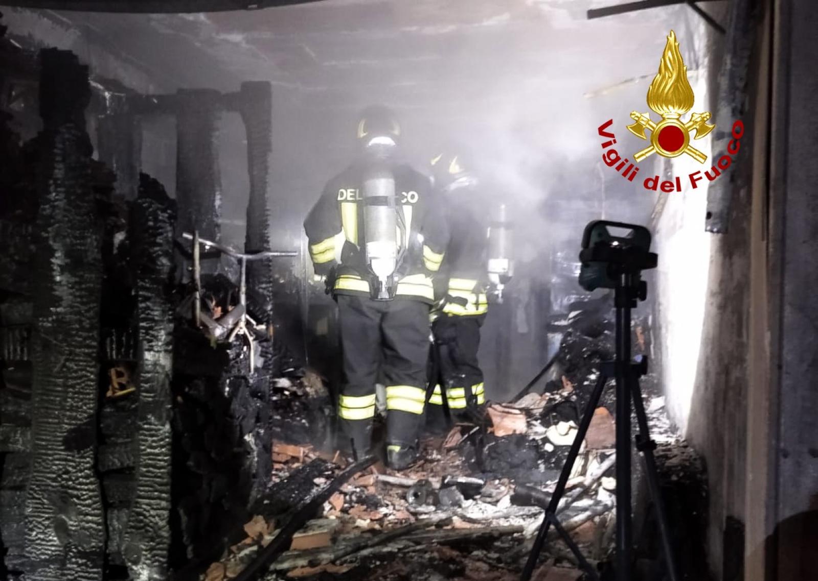 A fuoco un garage a Marghera: quattro intossicati