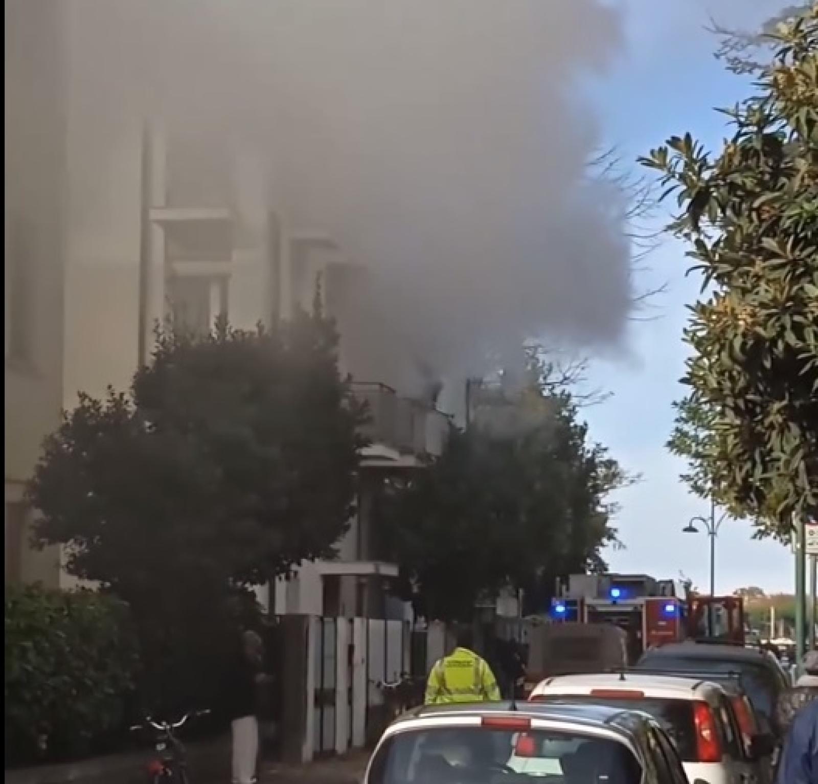 Fiamme in una palazzina al Lido, inquilini fuggono terrorizzati