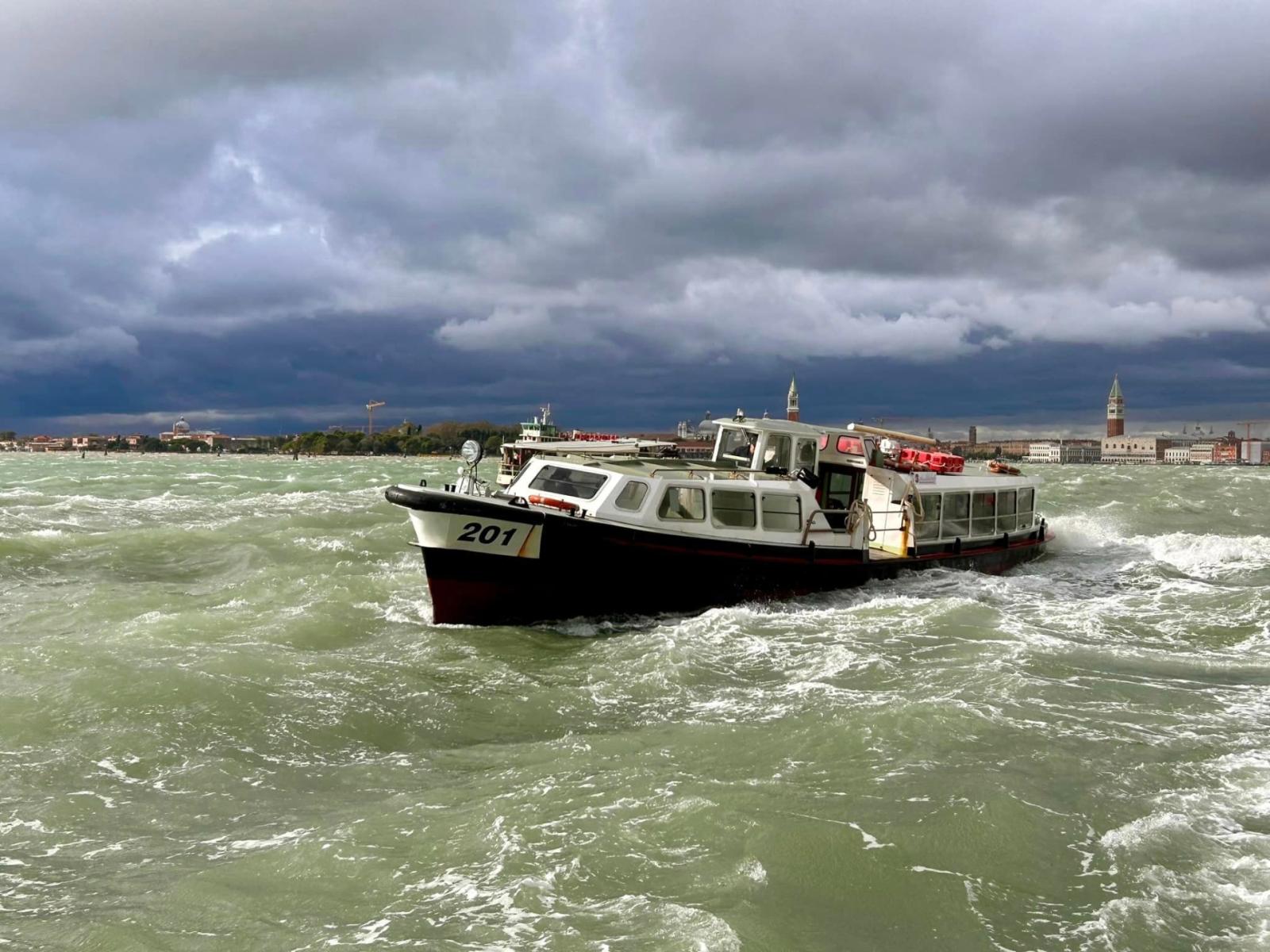 Onde e vento in Laguna, il vaporetto non riesce ad attraccare