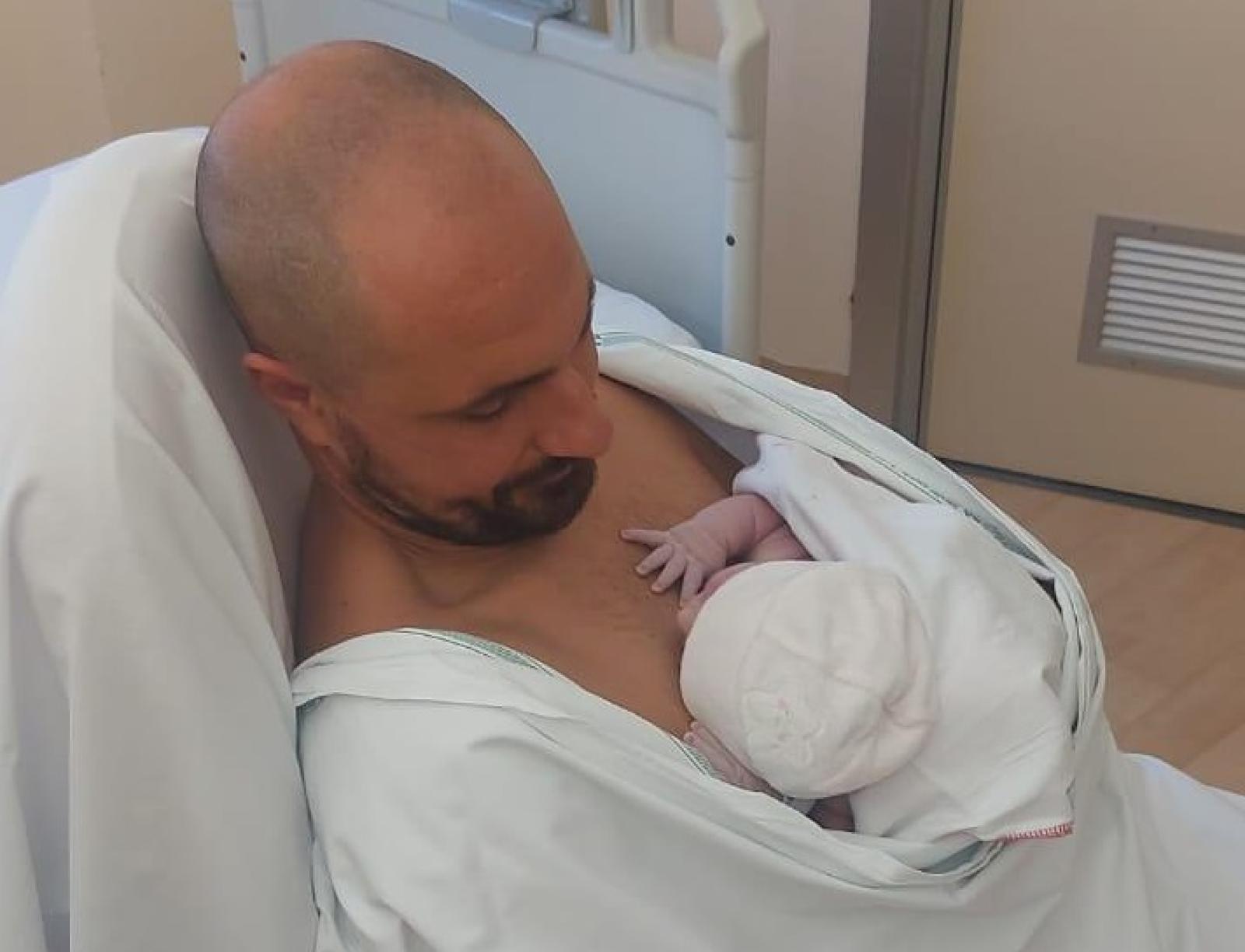 Pelle a pelle di pap&agrave; Daniele con la piccola Rosa