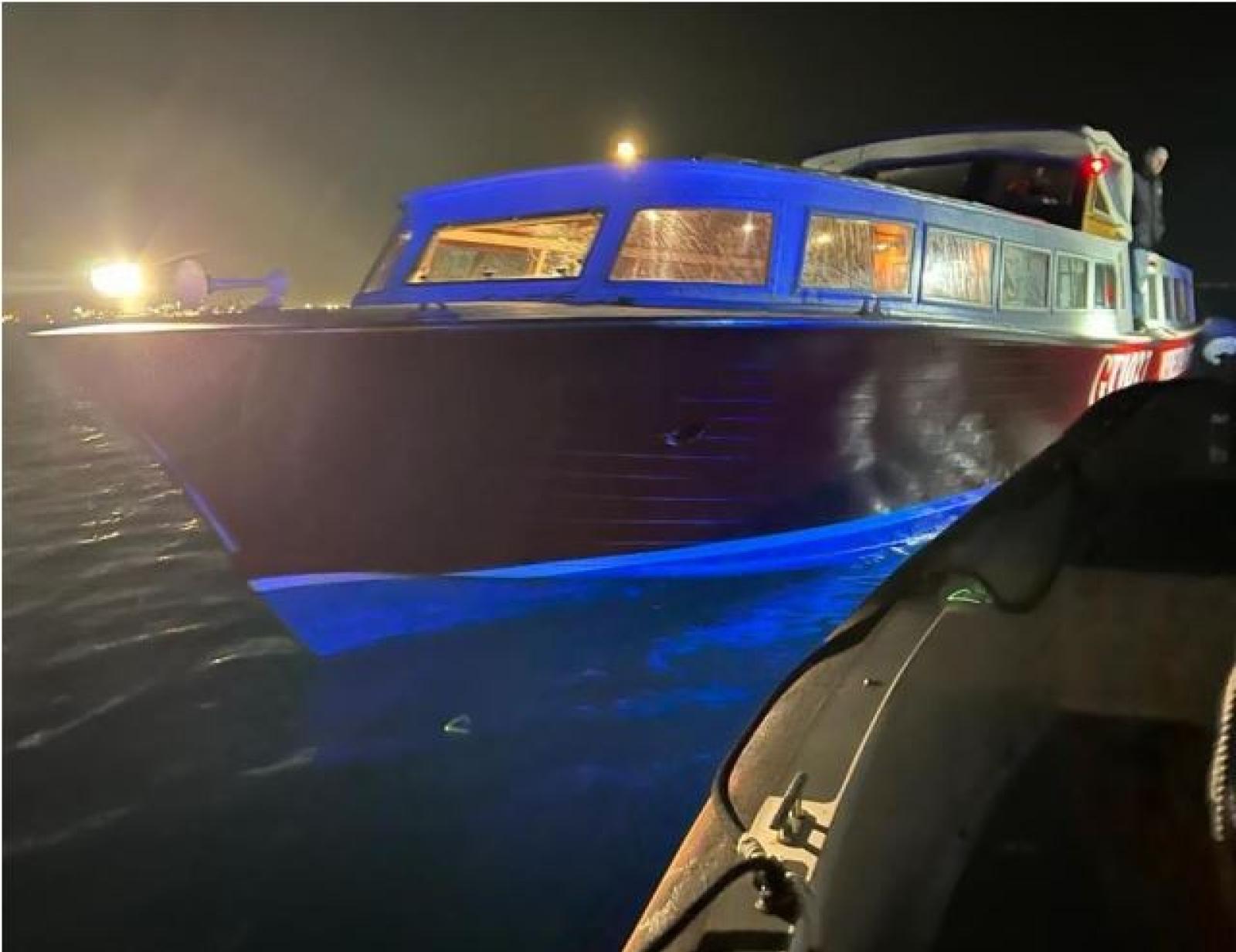 Barchino impazzito, uomo finisce in laguna