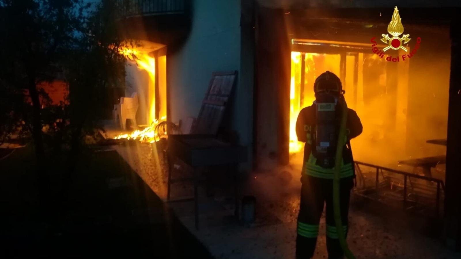 Incendio a un'abitazione, sette intossicati