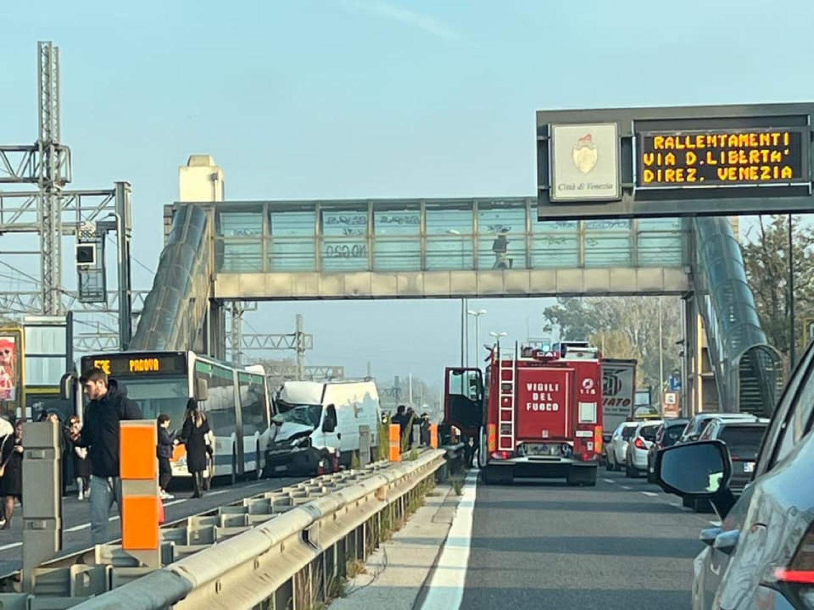 Incidente su via della Libert&agrave;, traffico in tilt