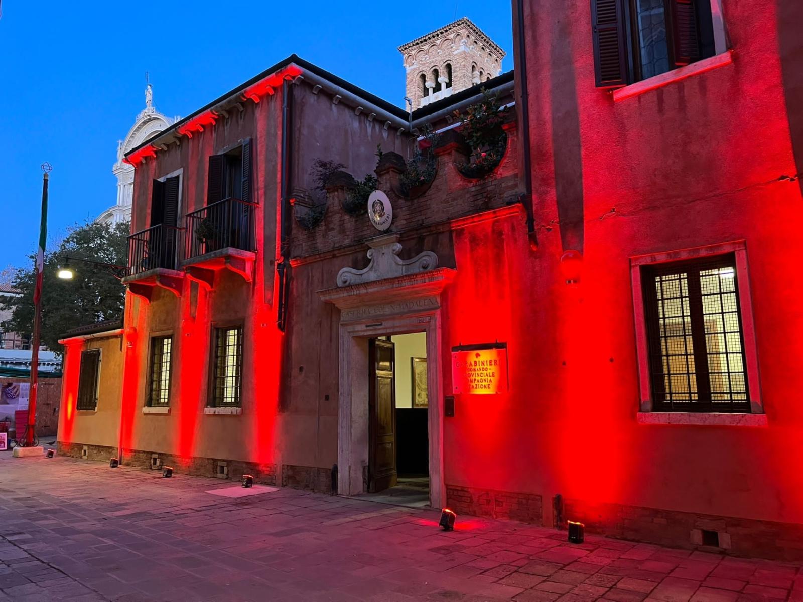 Le caserme dei Carabinieri si colorano d'arancione