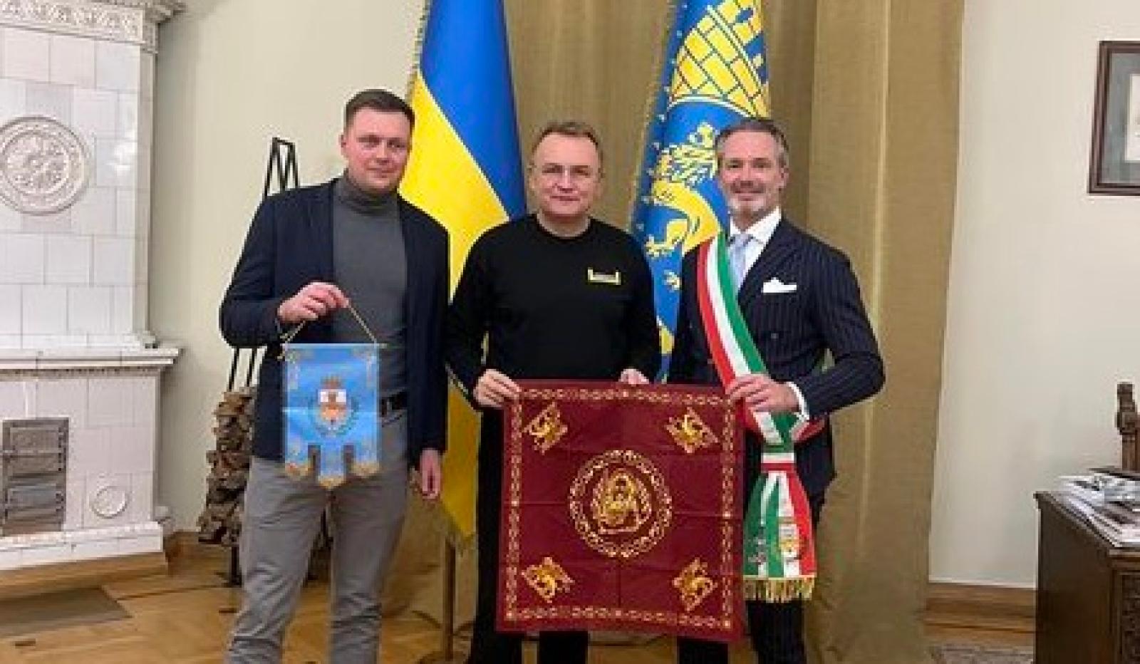 Munari a Leopoli porta i simboli di Cavarzere e del Veneto al sindaco