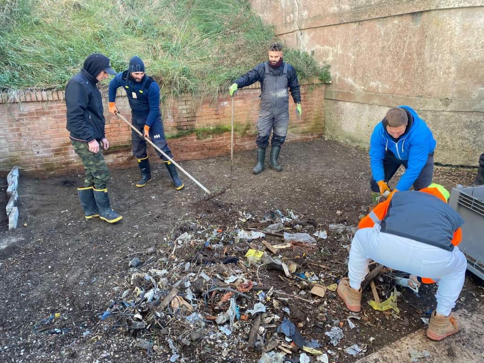 Il Consorzio Veraci ripulisce Sacca Toro dai rifiuti