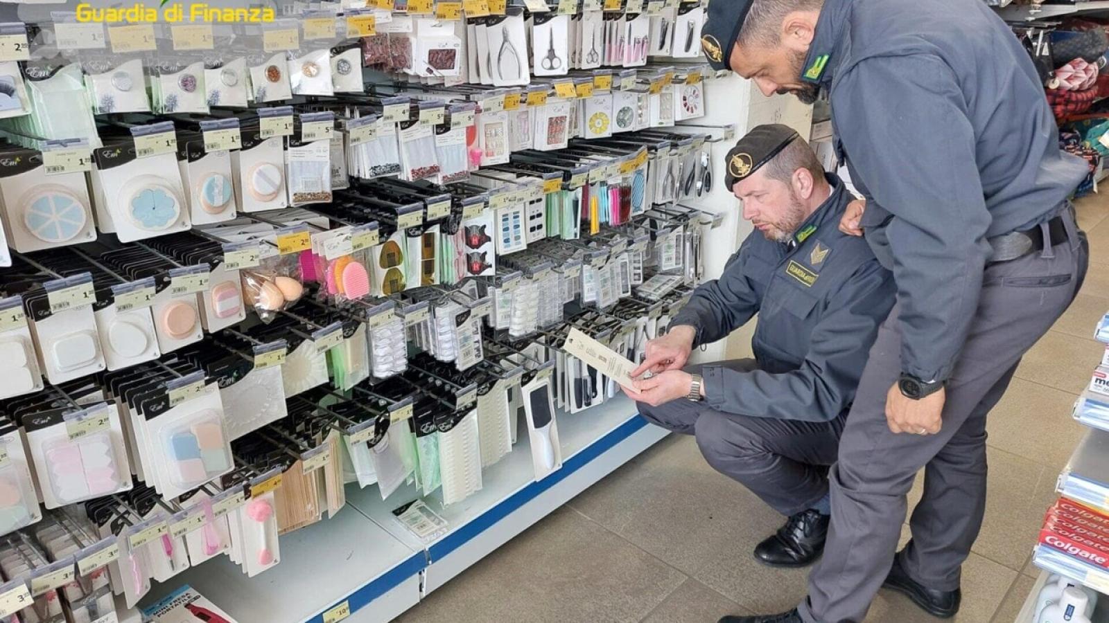 Black friday e Natale, sequestri a raffica nei negozi