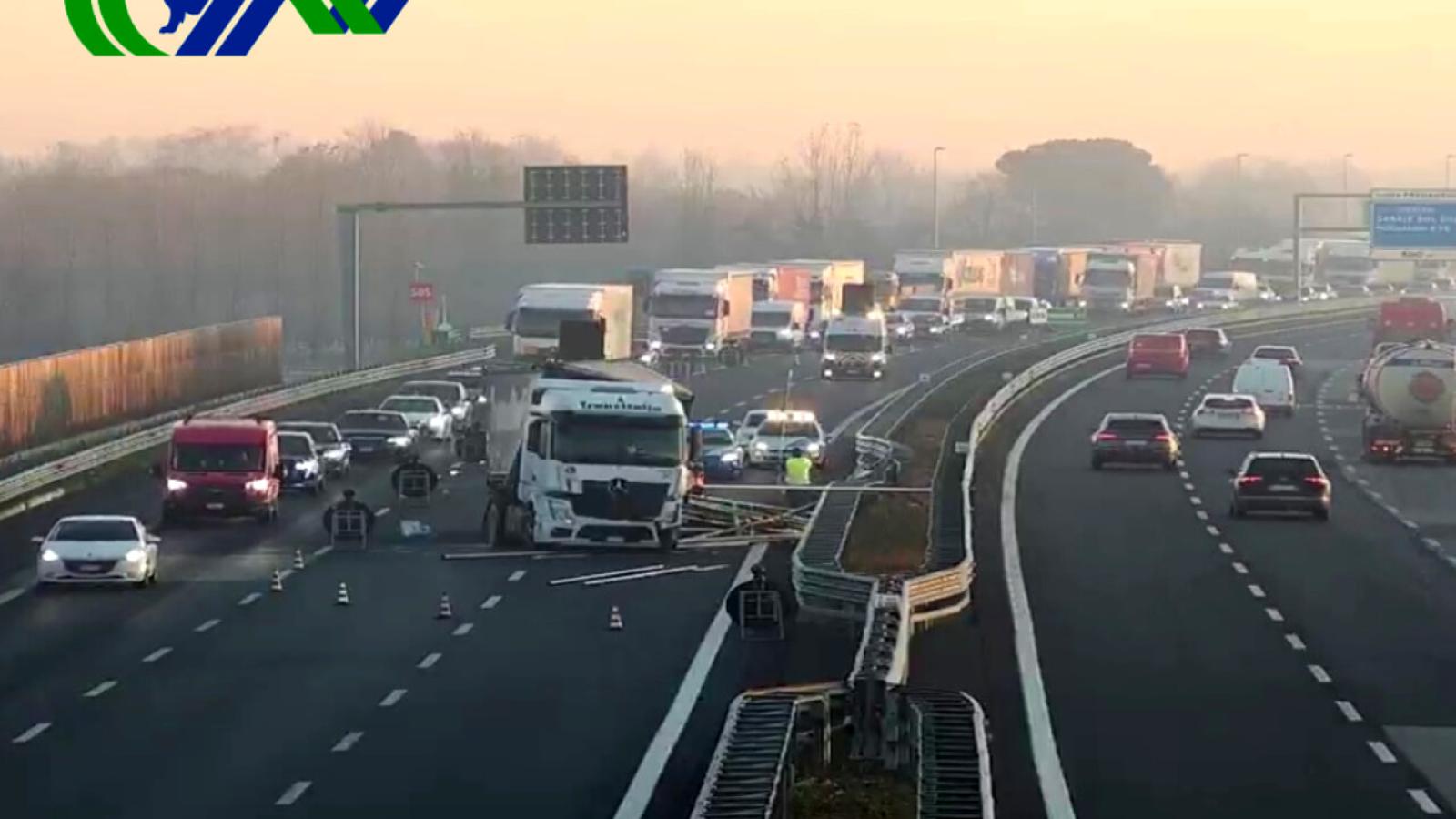 Tir sbanda e perde il carico, tragedia sfiorata