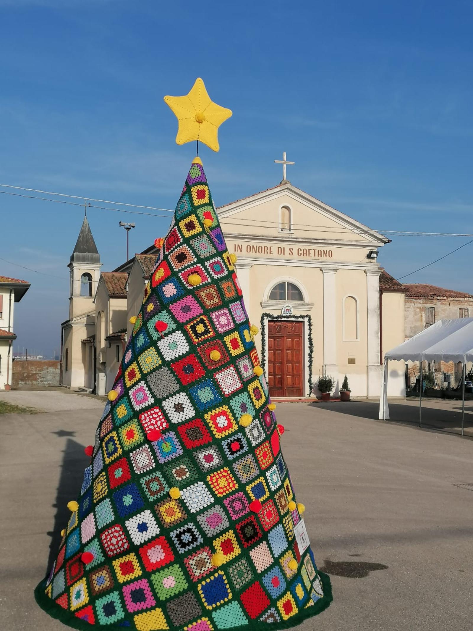 Colorato e fatto a mano il primo albero in frazione