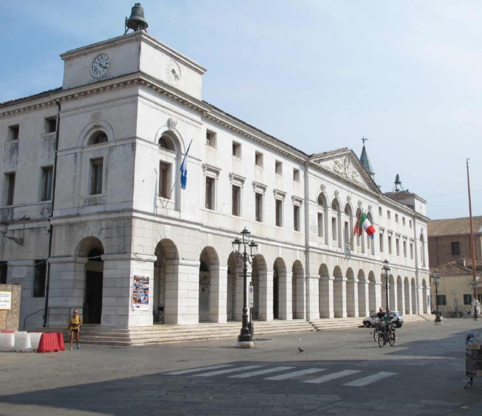 La crisi politica prosegue in silenzio