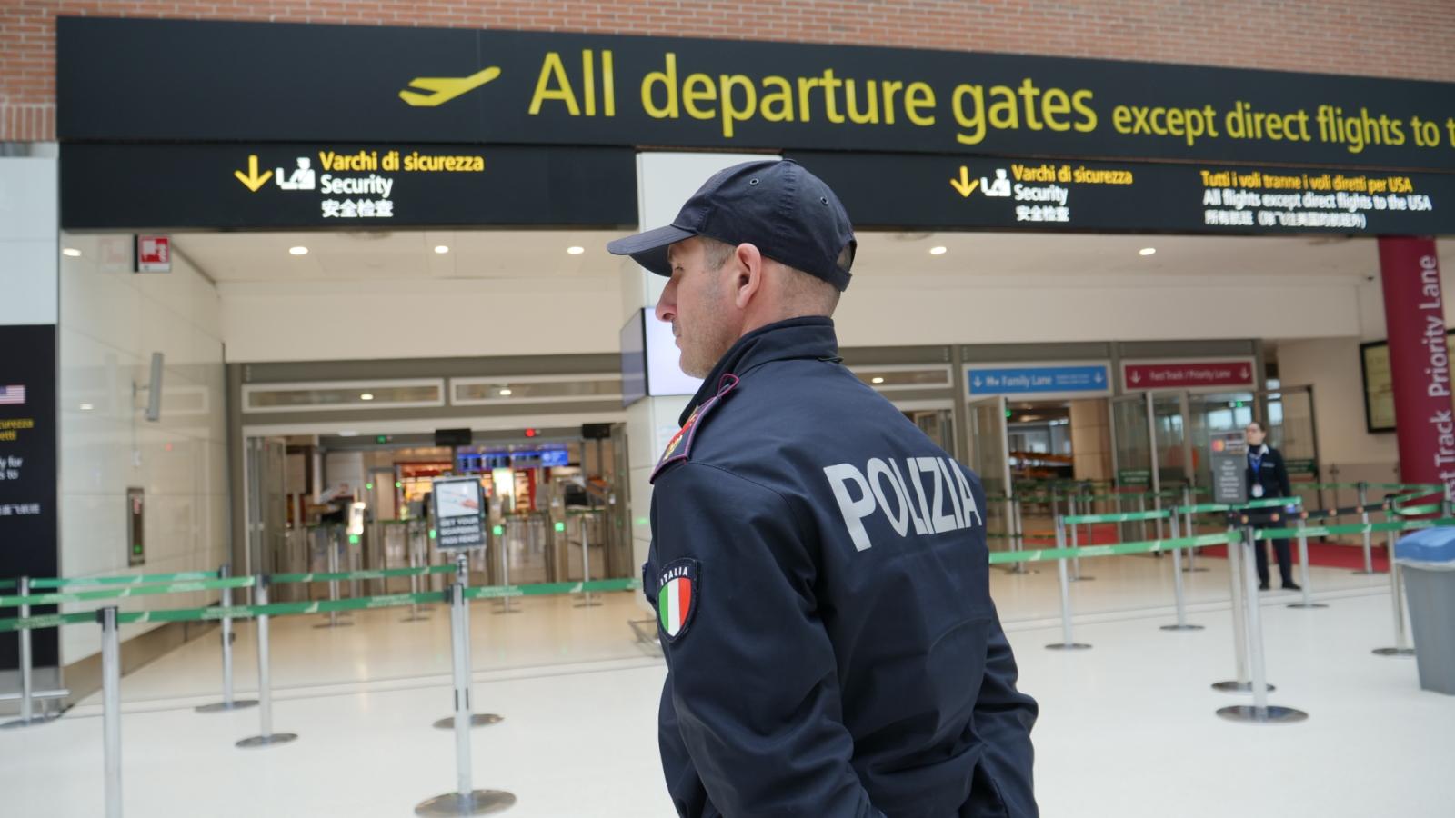 Polizia di frontiera paga il biglietto aereo a un anziano inglese derubato