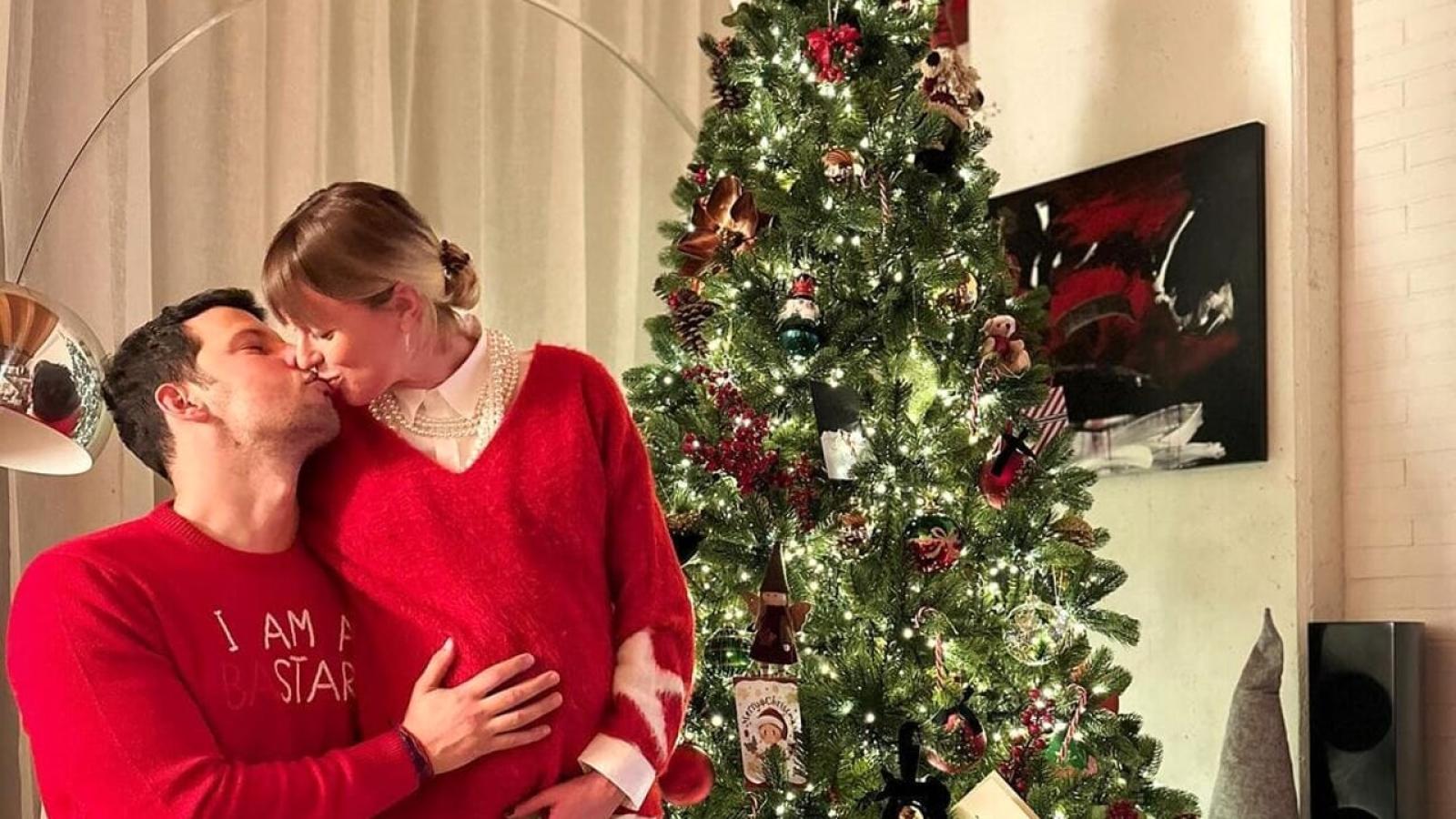 La Divina vicina al parto mostra il pancione