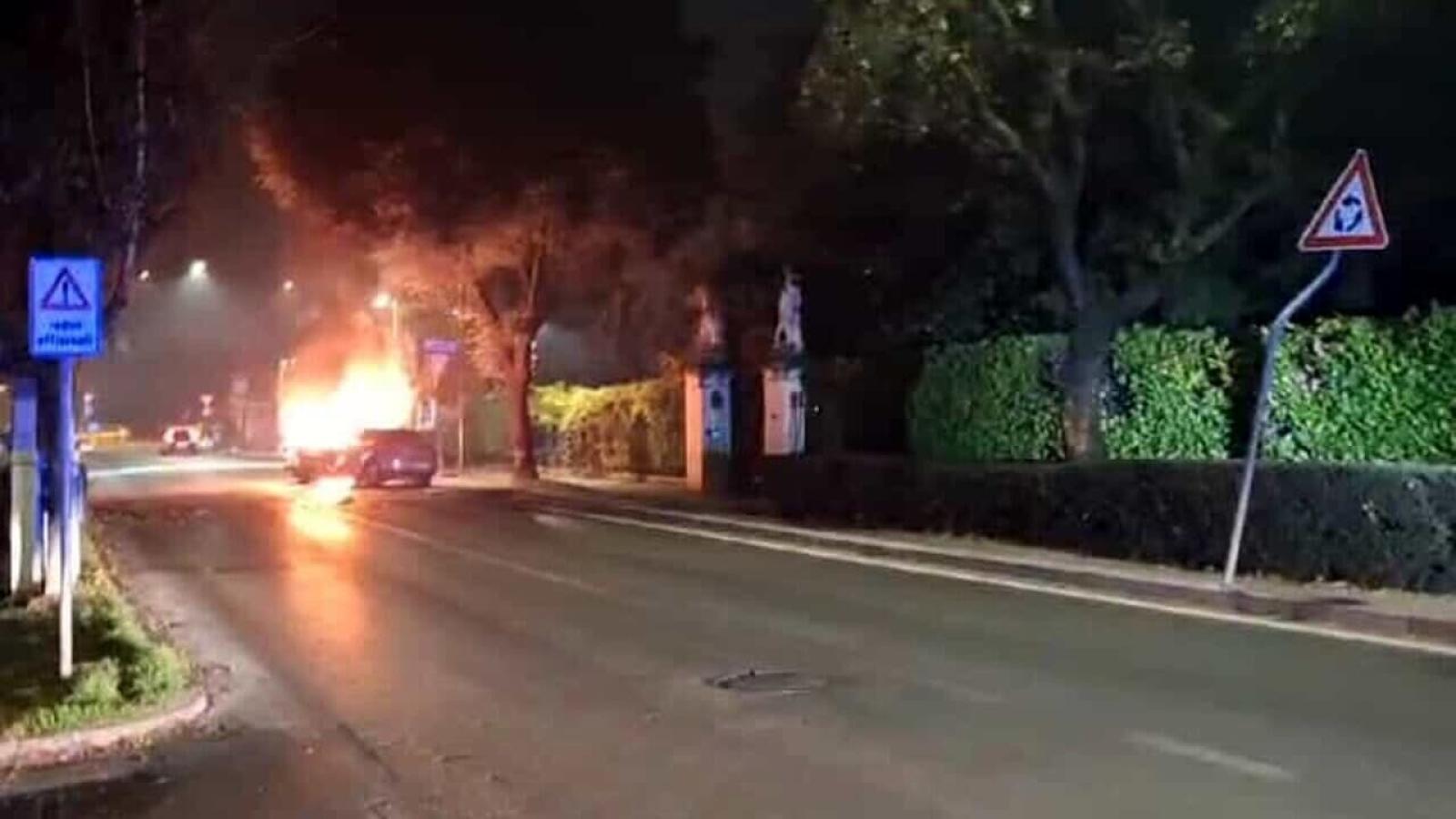 Fugge dai carabinieri e si schianta, auto a fuoco