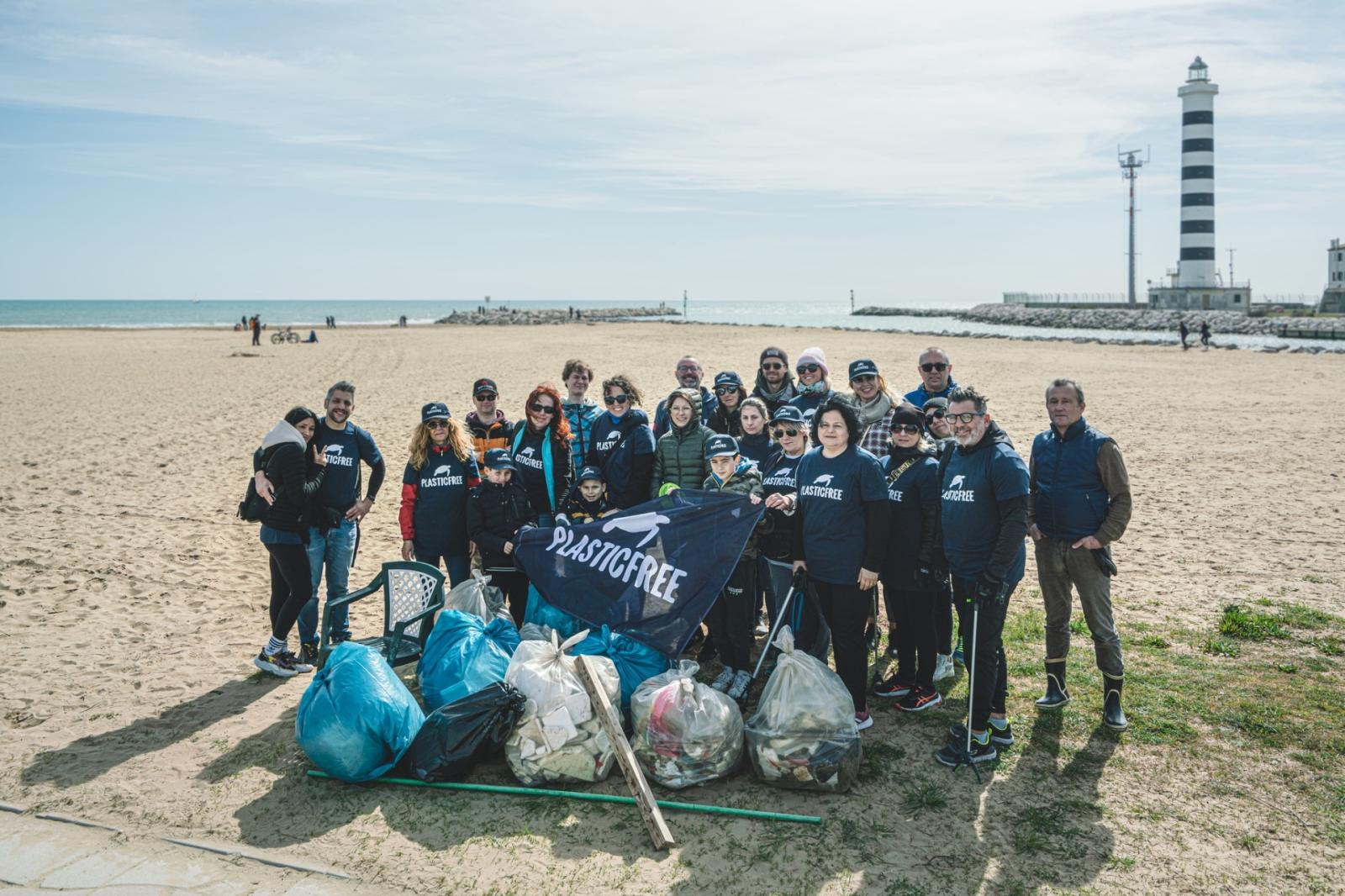Il centro citt&agrave; &egrave; ricoperto di mozziconi