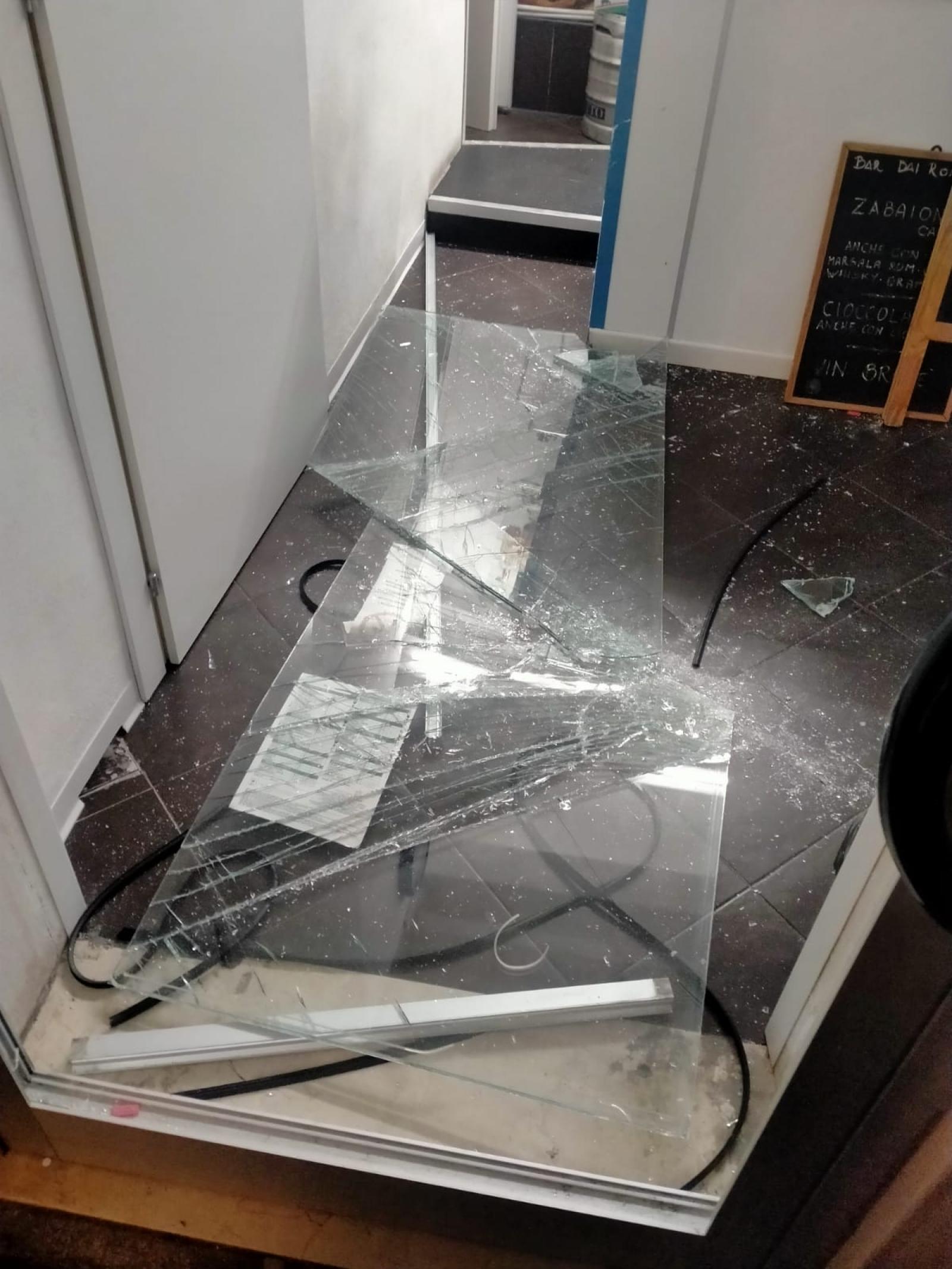 Spaccata al bar "Dei Romani" nella notte