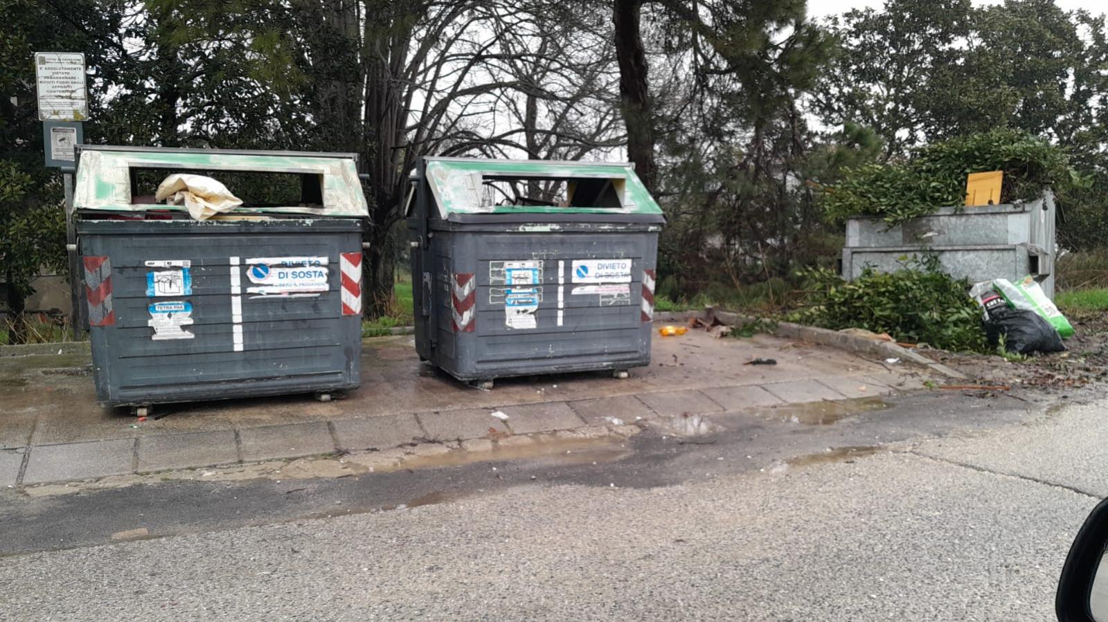 Mobili abbandonati nell&rsquo;isola ecologica