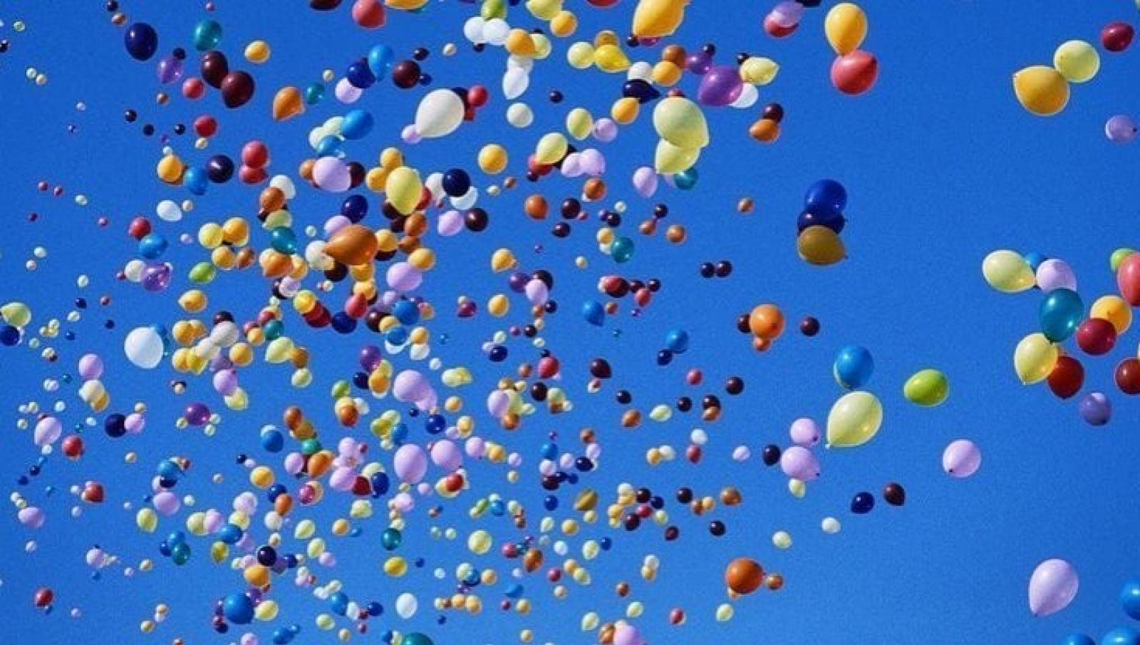 Un altro Comune vieta i palloncini: "Inquinano"