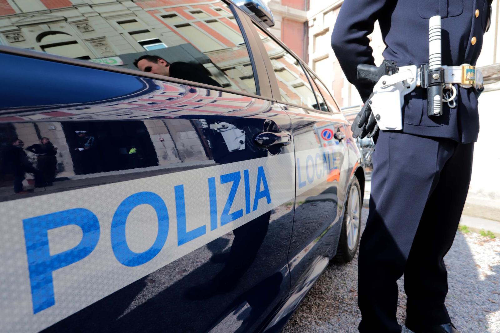 Ubriaco aggredisce la polizia locale e brucia i verbali