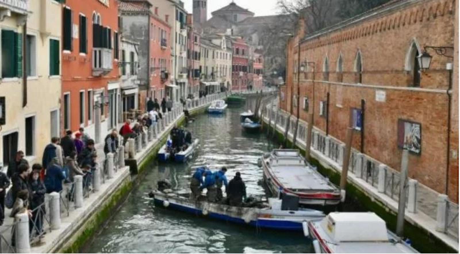 I gondolieri sub recuperano 9 quintali di rifiuti nei canali