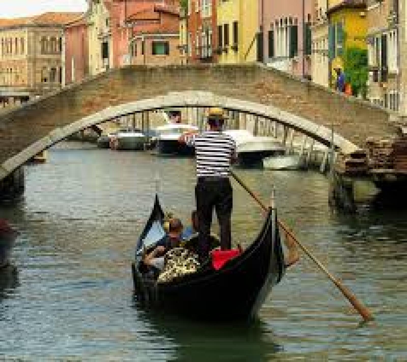 Gondolieri sub a caccia di rifiuti