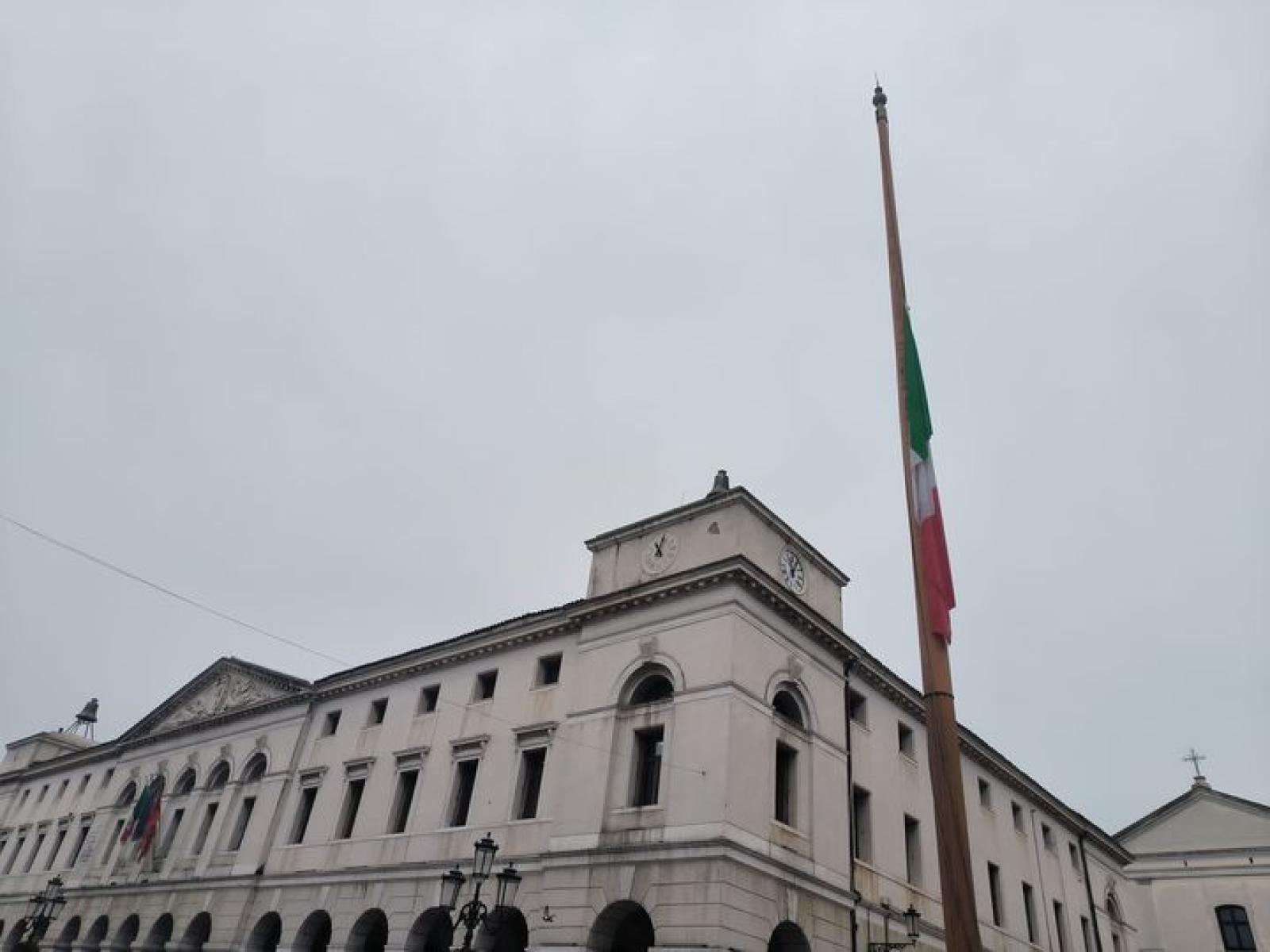 Un tributo silenzioso: Bandiere a mezz'asta in memoria delle vittime del Covid